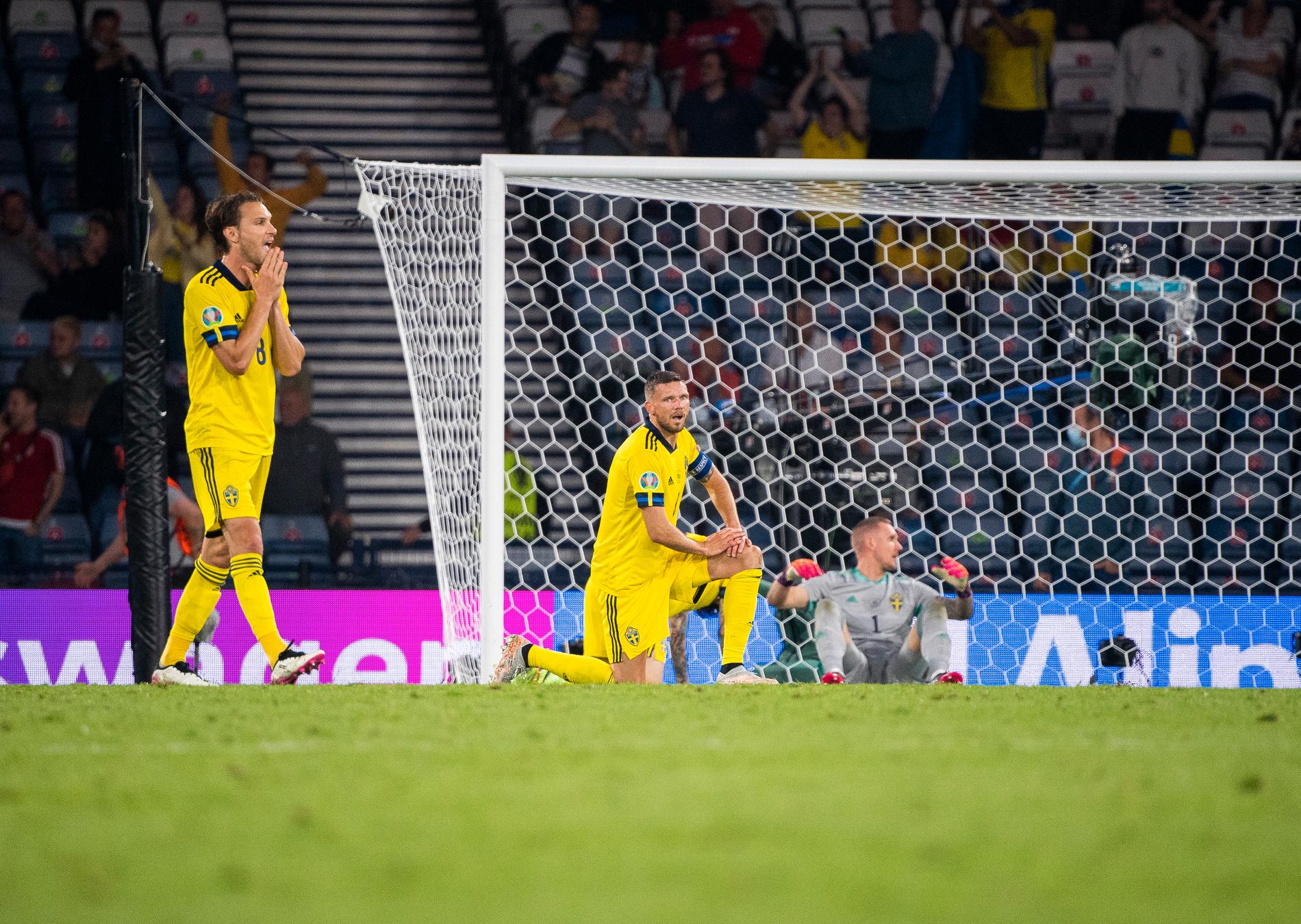 Albin Ekdal, Marcus Berg och Robin Olsen deppar efter att Ukraina gjort 2–1 med sekunder kvar av förlängningen i åttondelsfinalen. 