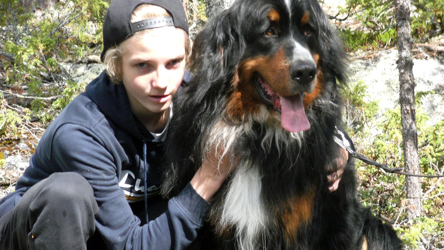 Hugo Edlund beskriver sin barndom som bra. Här är Hugo ungefär 12 år gammal tillsammans med familjemedlemmen Floyd, en Berner sennenhund. ”Han var en stor del av min uppväxt. Floyd dog tyvärr då han fick cancer”, berättar Hugo.