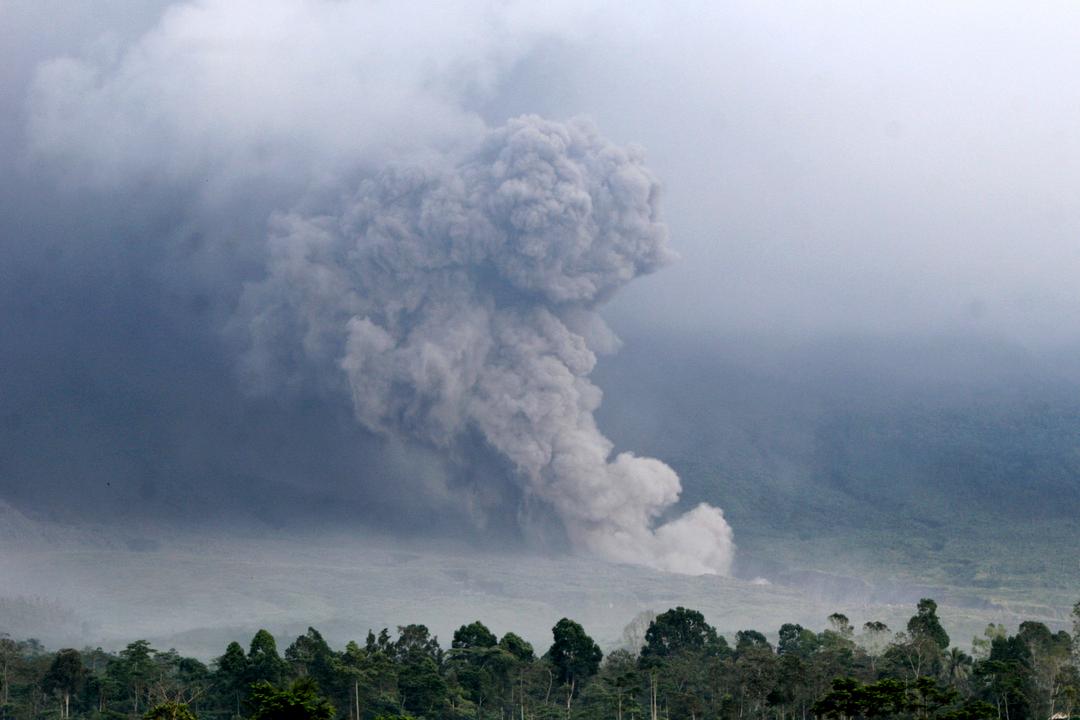 Ett 15 km högt askmoln syns vid vulkanen på Java.