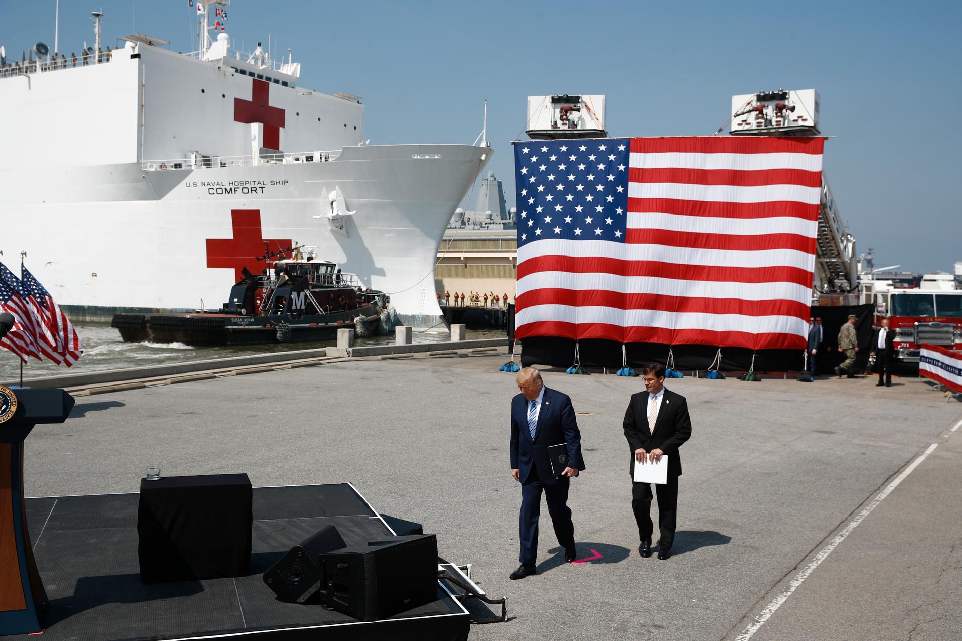 Den amerikanska flottans sjukhusfartyg USNS Comfort avseglade på lördagen mot virusdrabbade New York. President Donald Trump och försvarsminister Mars Esper fanns på plats för en ceremoni.