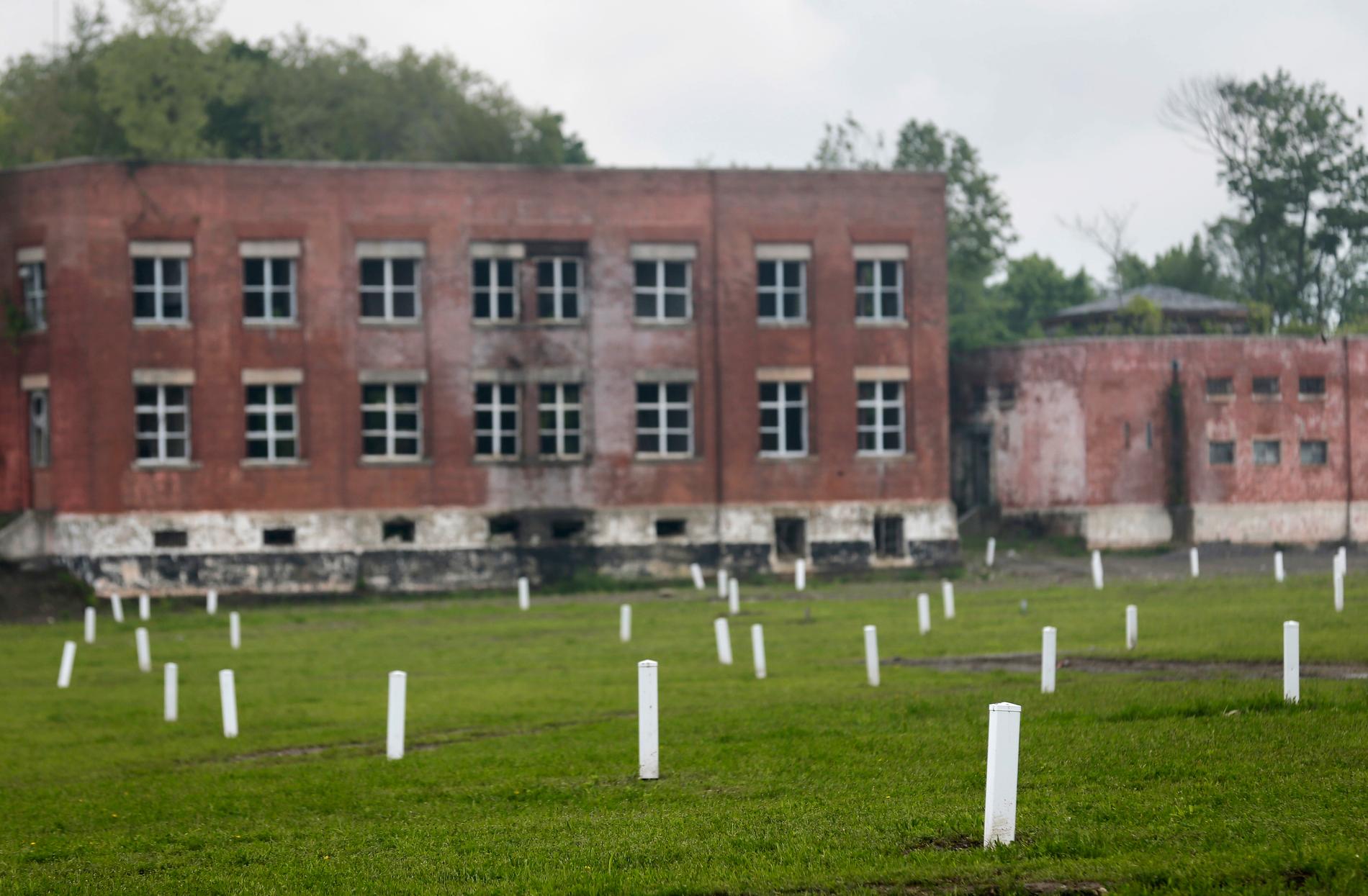 På Hart Island finns inga gravstenar – bara vita markörer ovanpå massgravarna. Arkivbild.