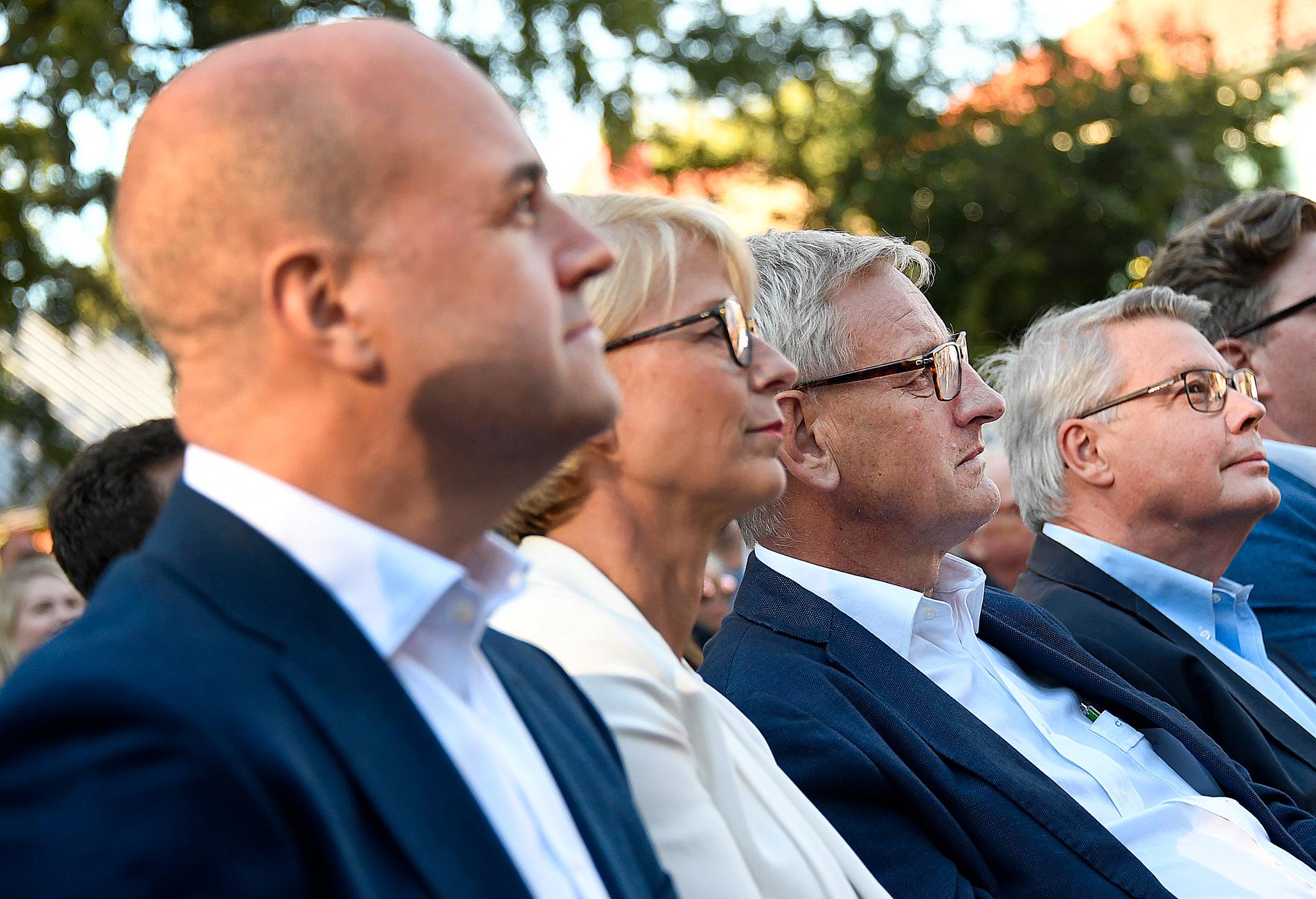 Tre tidigare moderatledare – Fredrik Reinfeldt, Carl Bildt och Bo Lundgren – följde Kristerssons tal på första raden.  Näst längst till vänster, partiets vice partiordförande Elisabeth Svantesson.