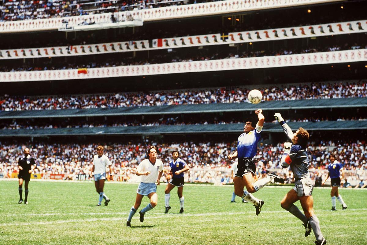 Maradona med Guds hand i fotblls-vm 1986.