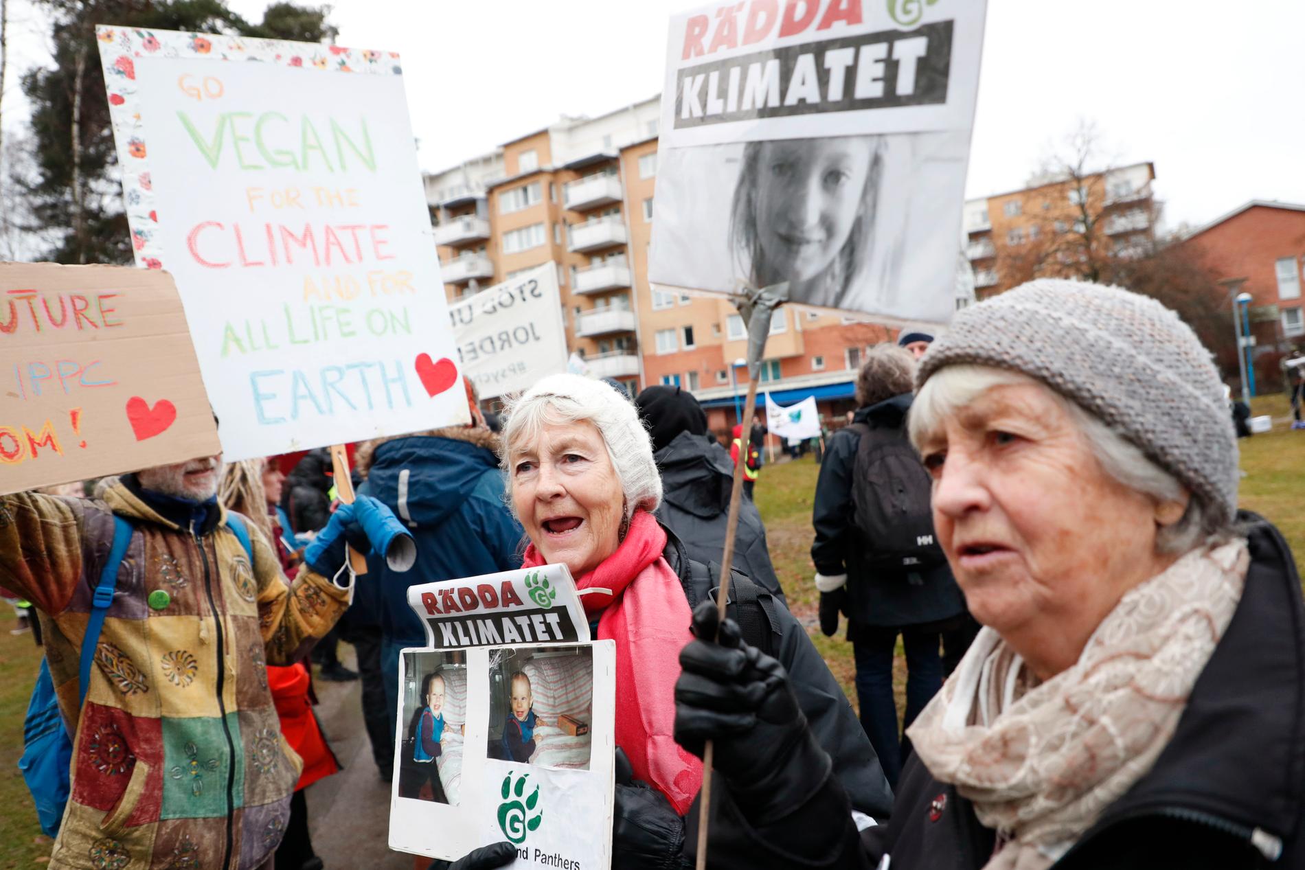 Systrarna Lisa Högberg (till vänster) och Stina Söderberg deltar i protesten i Rinkeby.