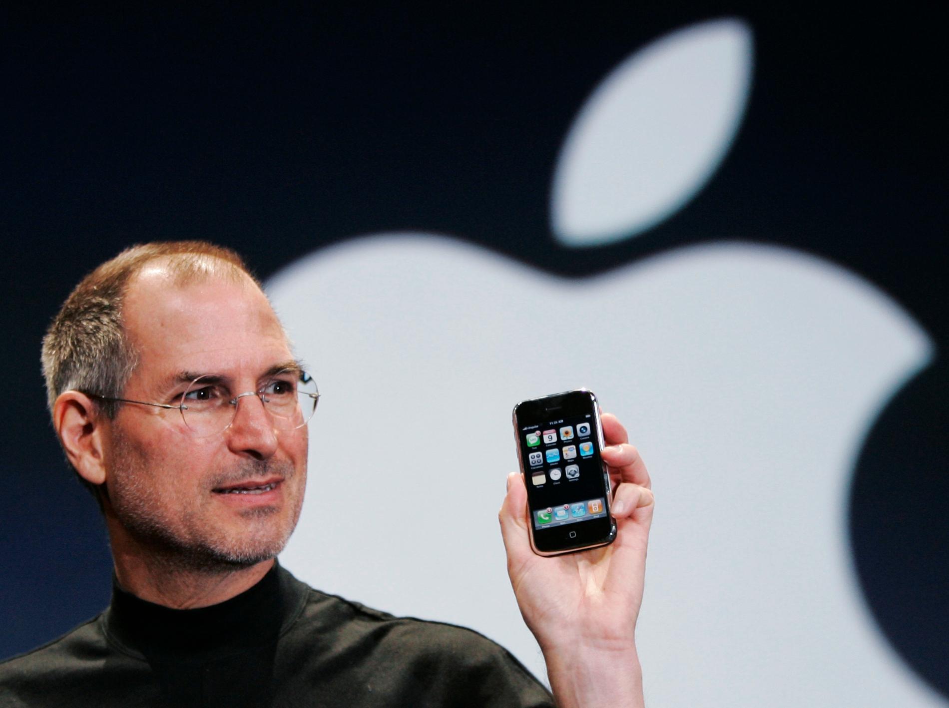 Apples dåvarande vd och grundare Steve Jobs presenterade den första Iphonen 9 januari 2007 på en konferens i San Fransisco. Presentationen har blivit viral och har miljontals visningar på nätet.
