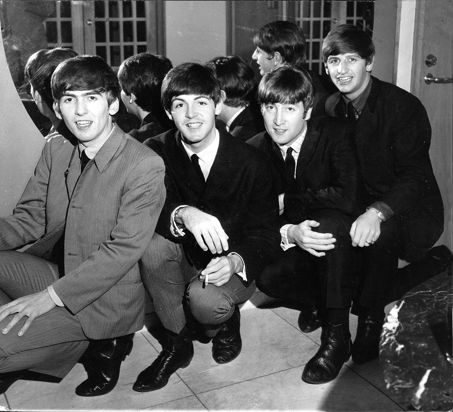 Samma dag som Paul McCartney överraskade elever med en gratiskonsert skulle John Lennon ha fyllt 73 år.