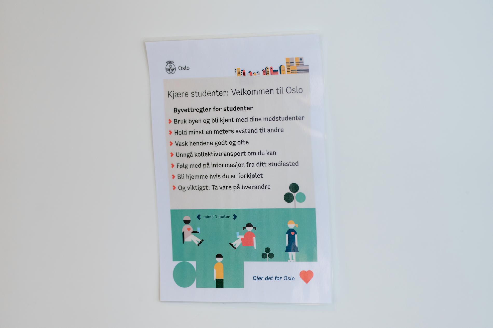 Oslo sätter upp lappar med information om handhygien och vikten av att hålla avstånd.