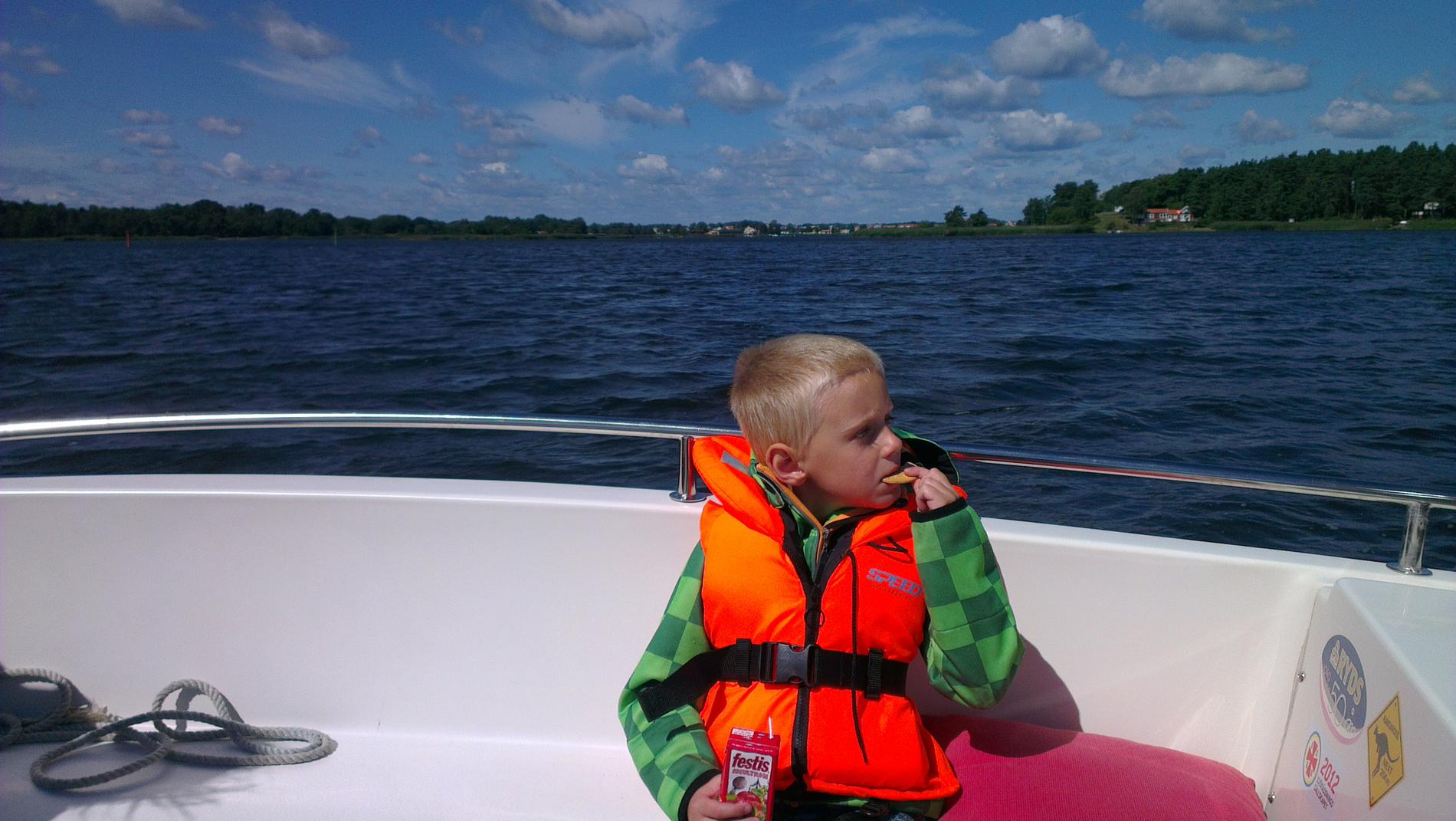 Min son Loppe njuter av att åka motorbåt