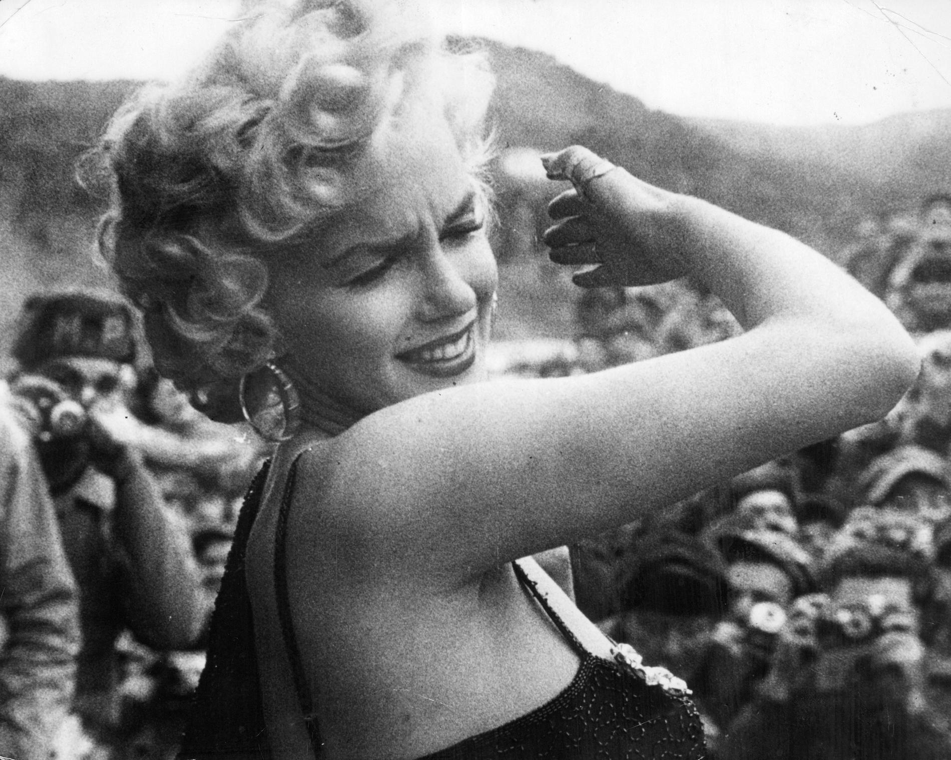 Marilyn Monroe uppträder för amerikanska soldater i Korea 1954.