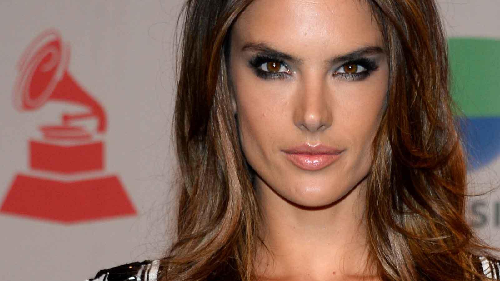 Supermodellen Alessandra Ambrosio brukar ofta föredra sotade ögon på röda mattan.