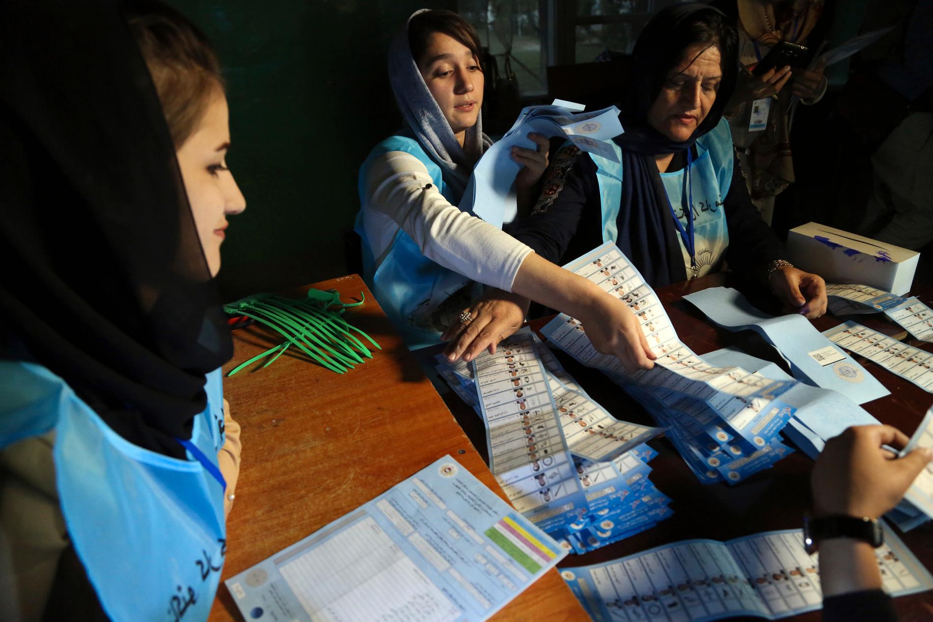 Valarbetare räknar röster efter presidentvalet i Afghanistan i september. Arkivbild.
