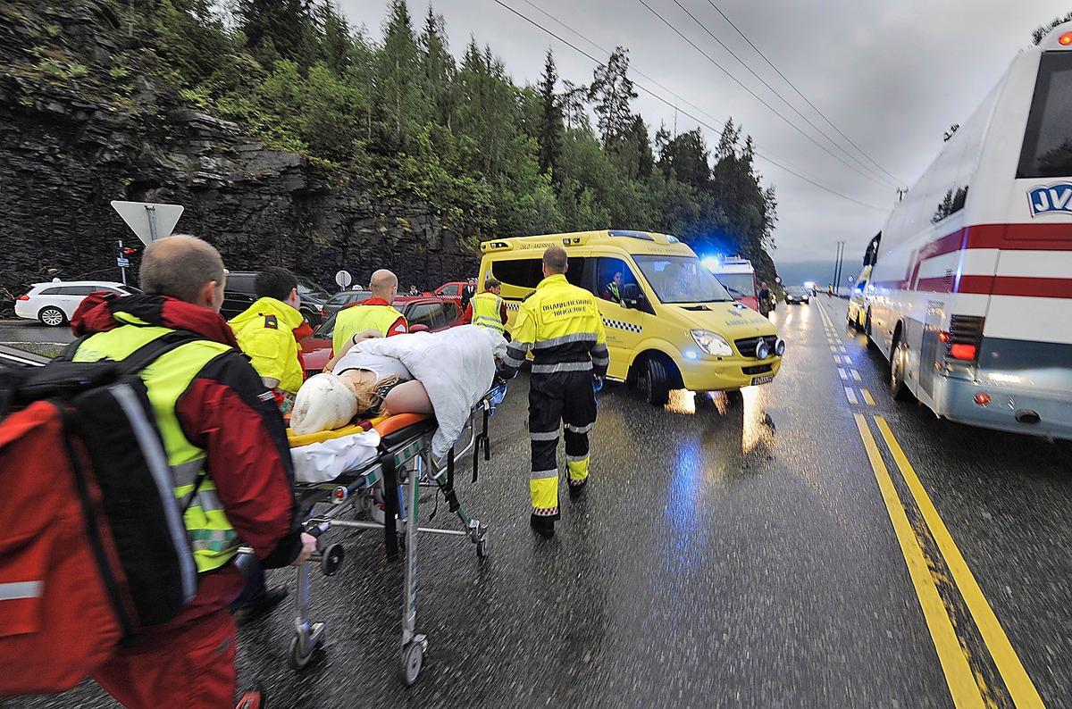 Campinggäster kring Tyrifjorden fick till en början ta hand om de skadade AUF:arna från Utøya. Ambulanserna hindrades först av polisen att åka fram till området innan platsen var säkrad. Enligt normala rutiner brukar polisen säkra området innan ambulanspersonal släpps in. Osäkerheten om hur många gärningsmän det först rörde sig om bidrog också till att det tog längre tid.