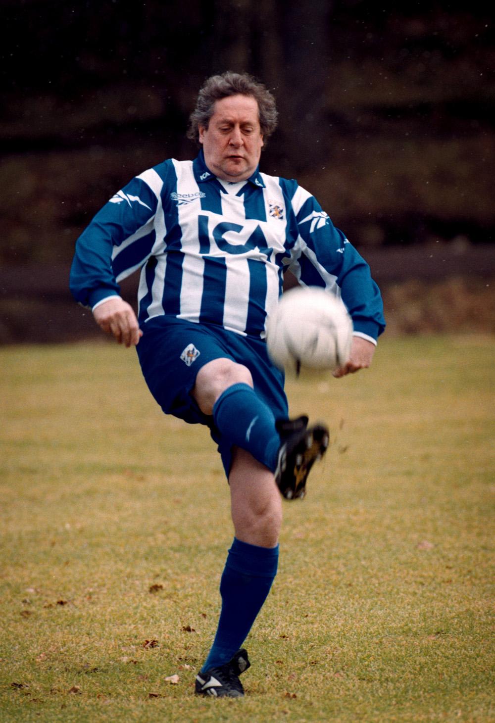 1999 I favoritlagets dräkt. Lasse Brandeby sparkar boll i IFK Göteborgs blåvita matchställ.