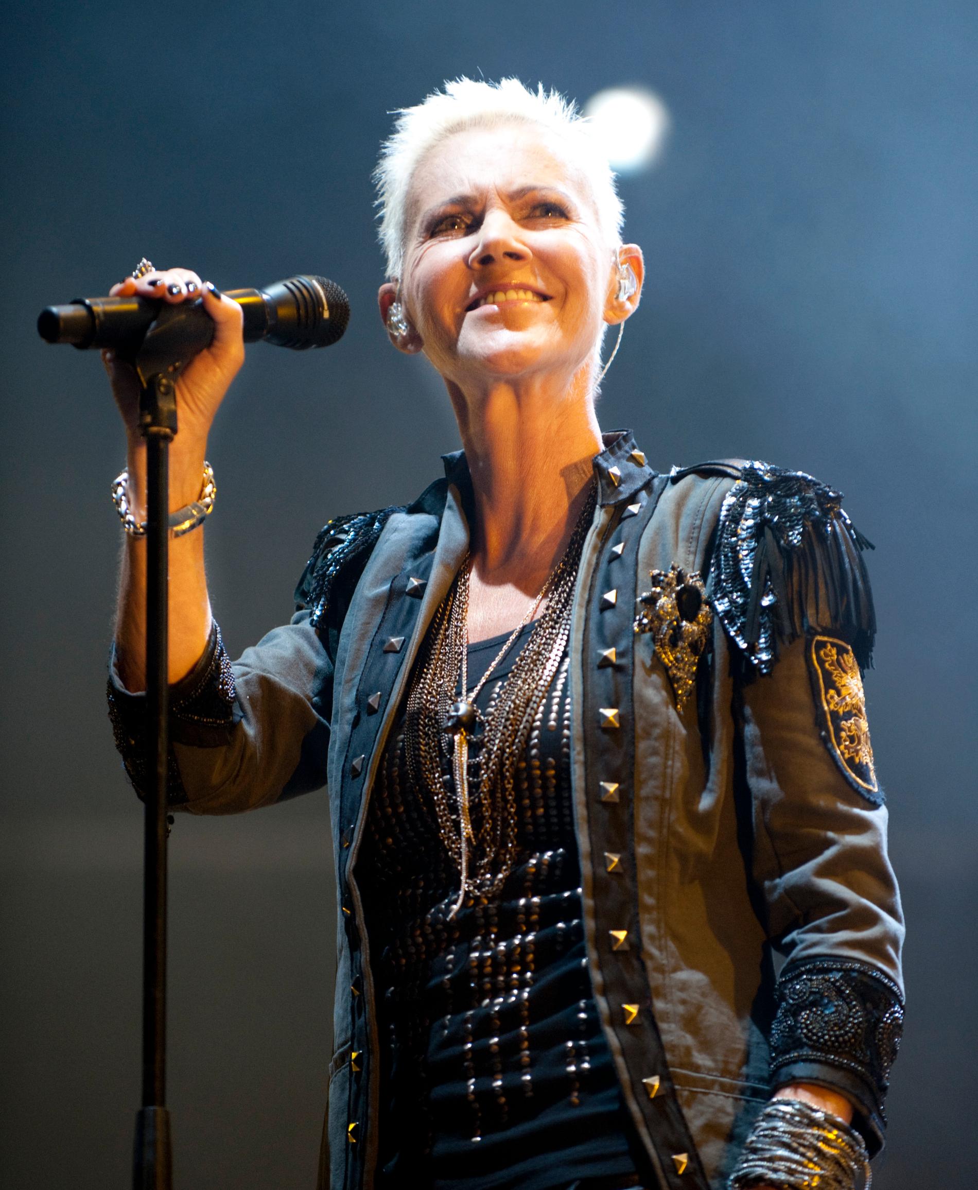 Maria Fredriksson vid Roxettes turnépremiär i Sundsvall 2010.