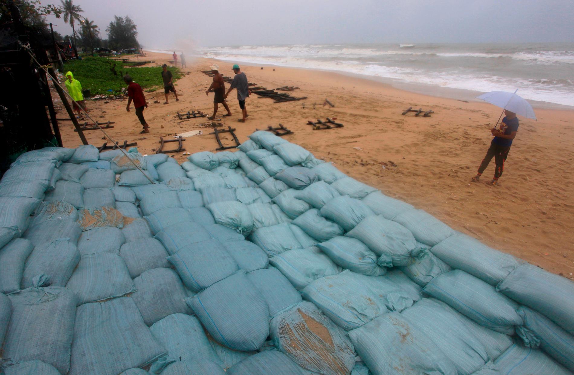 Befolkningen förbereder sig inför stormen Pabuk i Songkhla i södra Thailand. Bilden är tagen den 3 januari.
