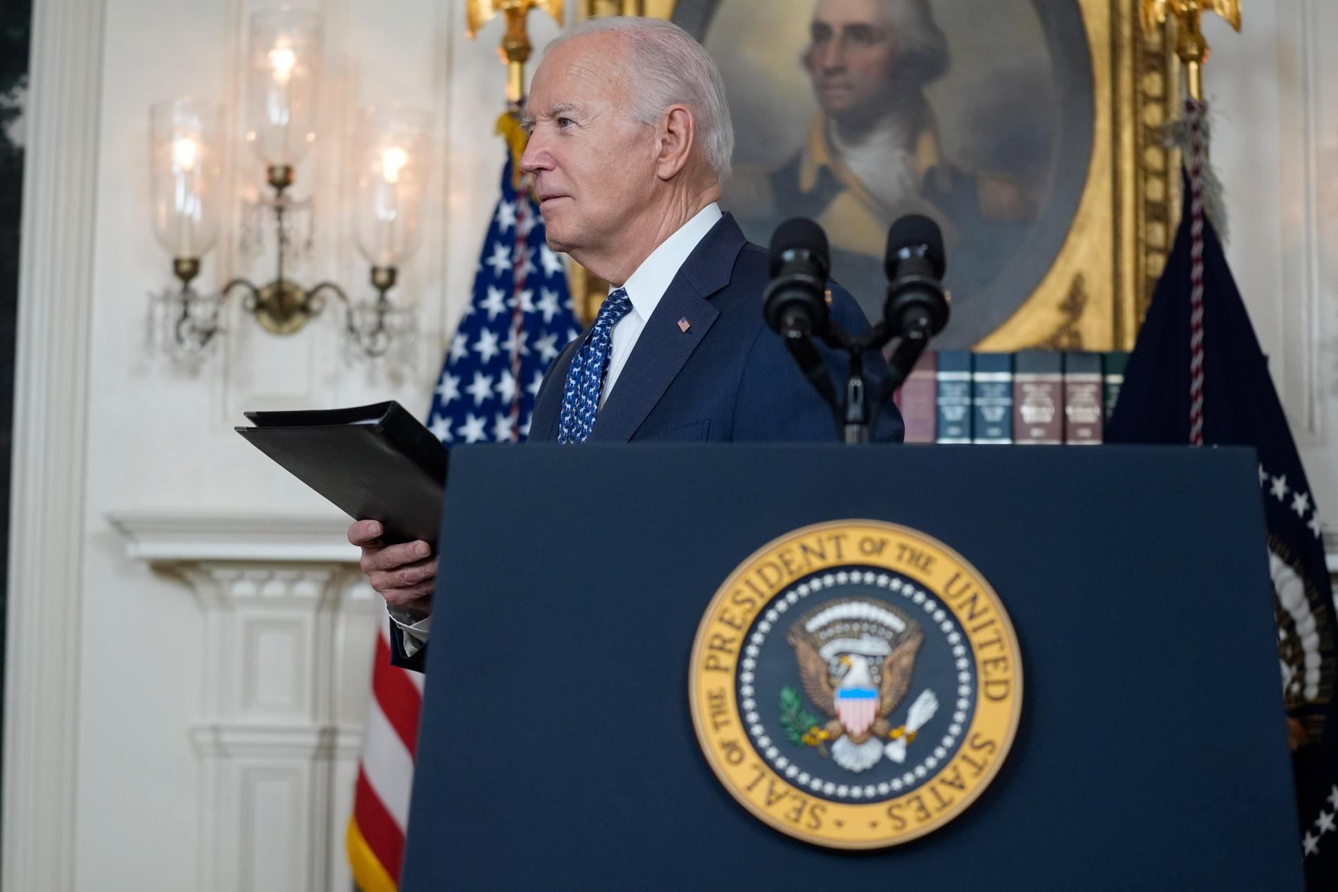 USA:s president Joe Biden kallade till en blixtinsatt pressträff natten till fredagen efter att justitiedepartementets rapport släpptes. Han slipper åtal gällande hantering av hemliga dokument eftersom han enligt rapporten är en ”välmenande äldre man med dåligt minne”.
