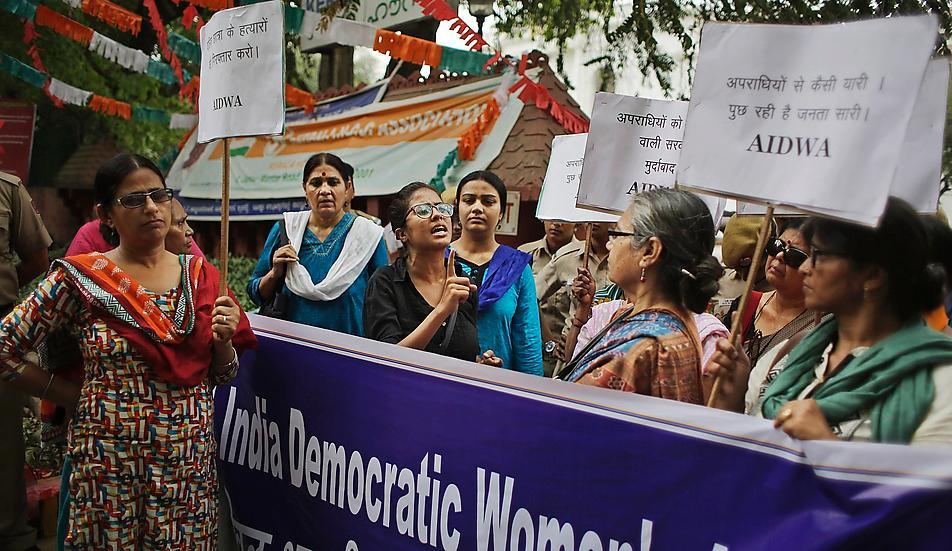 Enligt en FN-rapport utsätts 35,6 procent av världens kvinnor för fysiskt och/eller sexuellt våld under sin livstid. På bilden demonstrerar kvinnor i Indien efter att en kvinna i tisdags våldtagits och mördats i Kerala.