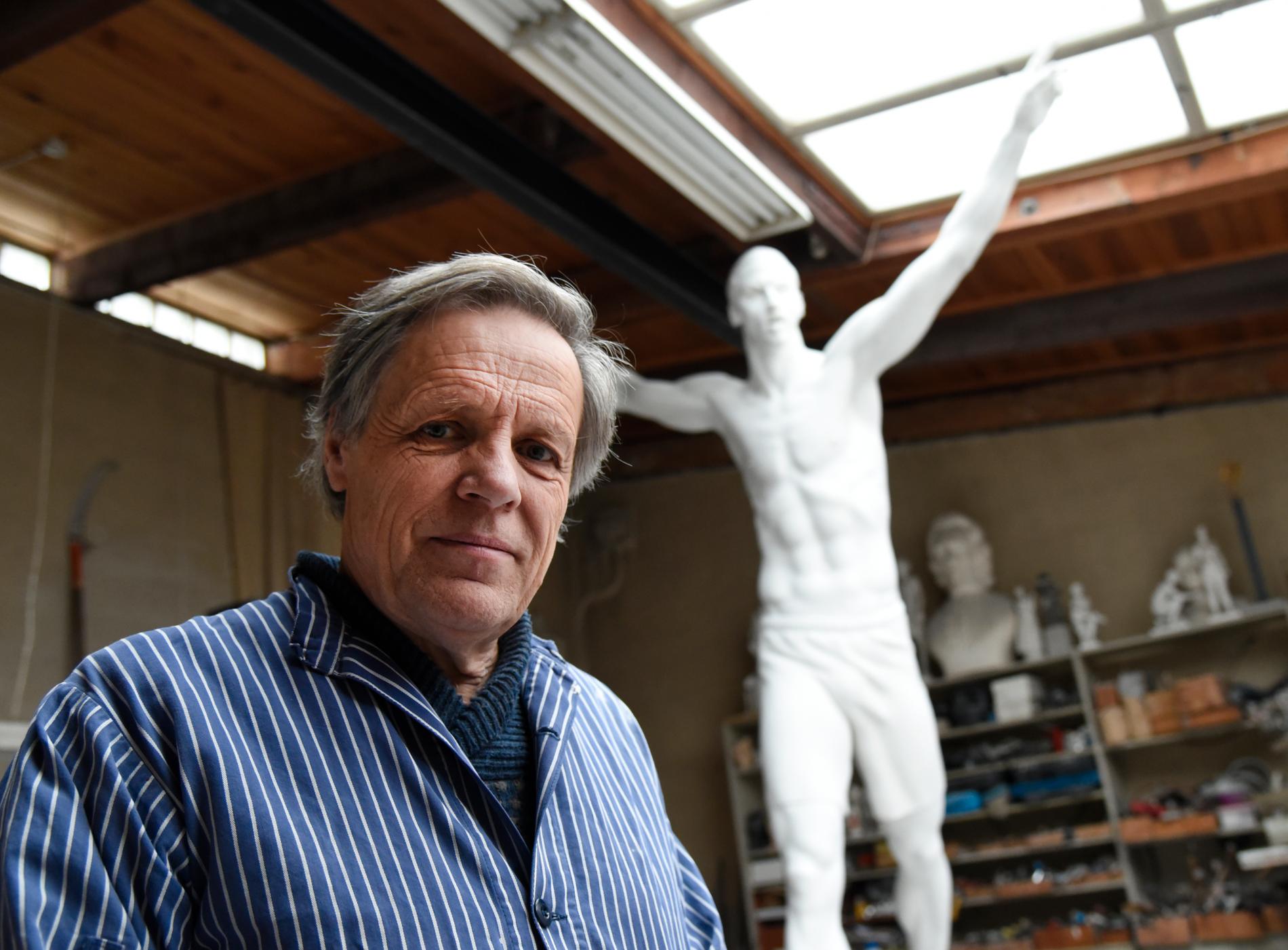 Skulptören Peter Linde med gipsförlagan av Zlatan-statyn. Arkivbild.
