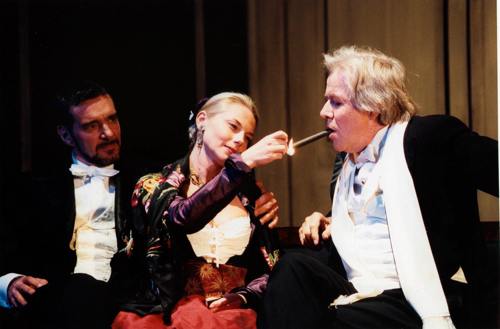 Kjell Bergqvist med Helena Bergström och Sven Wollter under arbetet med ”Ett dockhem”.