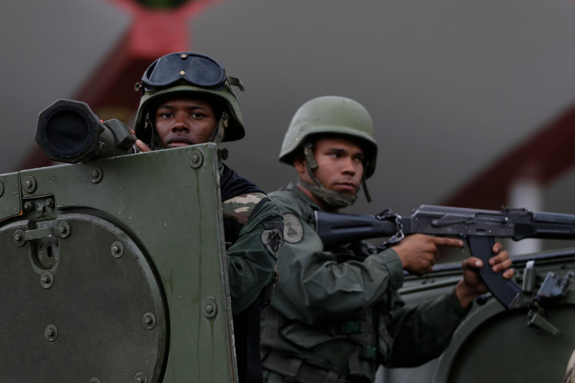 Regeringstrogna soldater i Venezuelas huvudstad Caracas i samband med de regeringskritiska protesterna i fjol. Arkivbild,