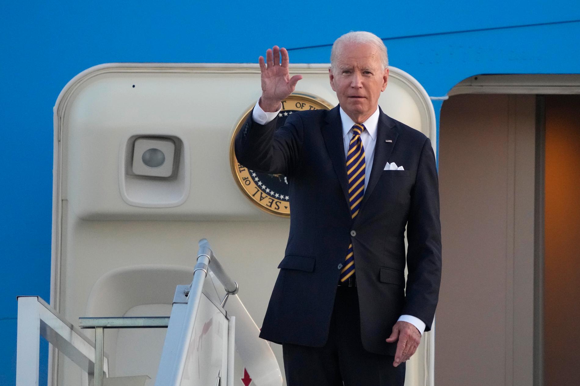 USA:s president Joe Biden vinkar vid sin ankomst till Helsingfors.