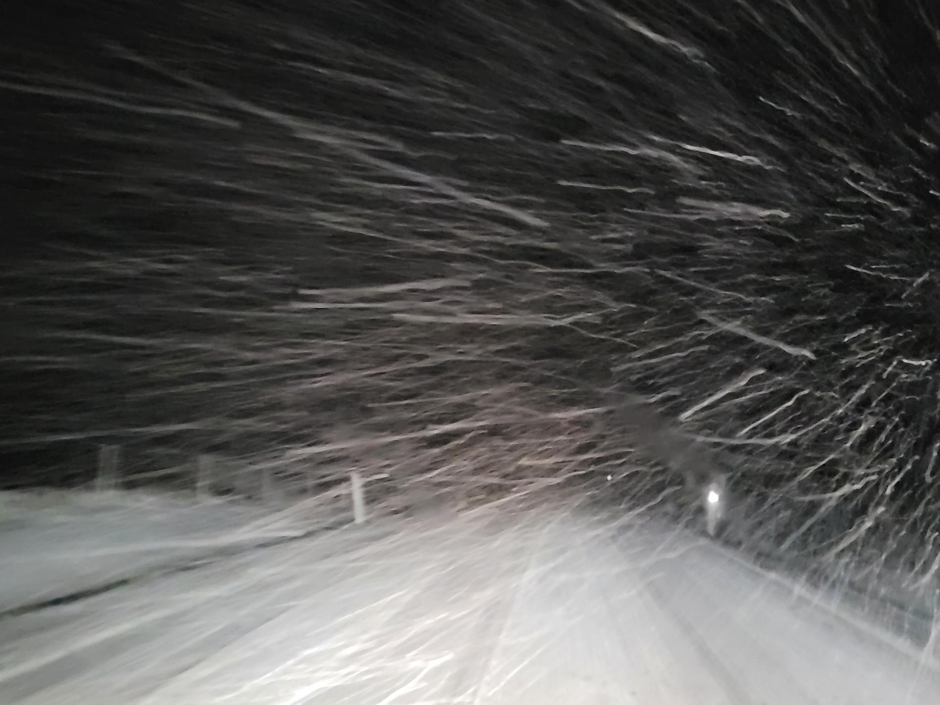 Snöfall utanför Nyköping. Även i Värmland faller snön ymnigt och tre lastbilar har kört fast i halkan.