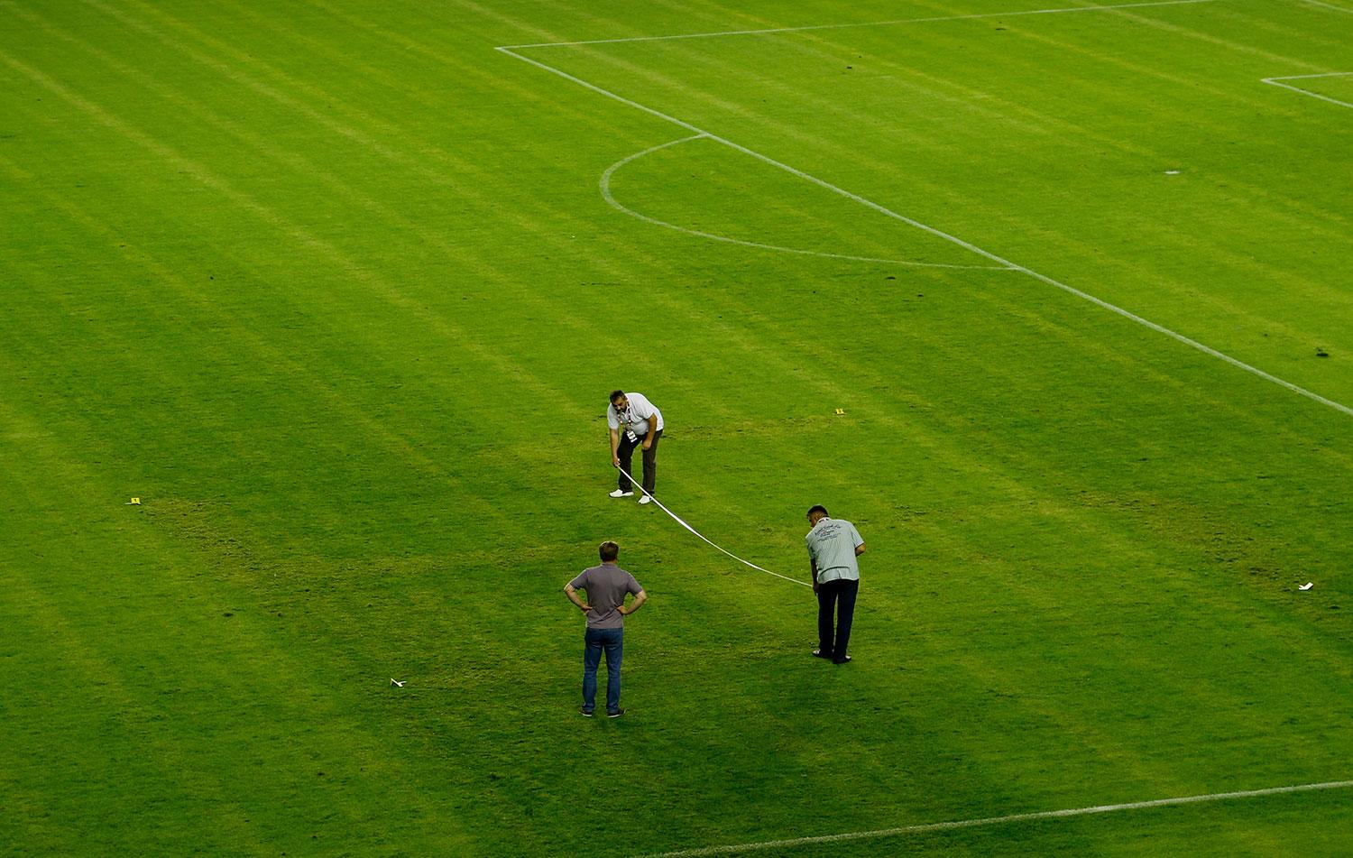 Efter att hakkoret i gräsmattan upptäckts under gårdagens match mellan Kroatien och Italien undersökte polisen platsen.