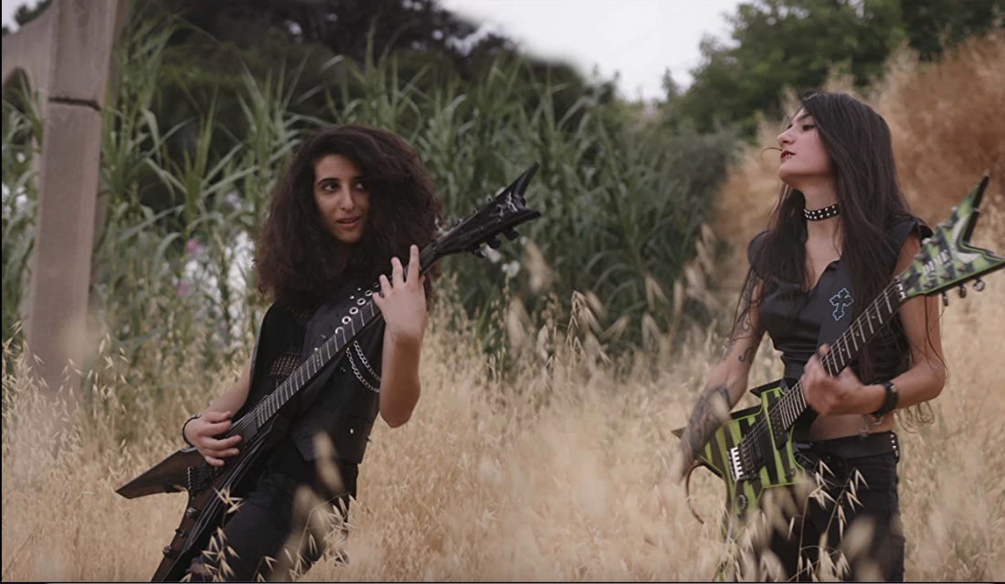 Lilas Mayassi och Shery Bechara, grundarna av det Libanesiska metalbandet Slave to Sirens och huvudpersonerna i dokumentären ”Sirens”.