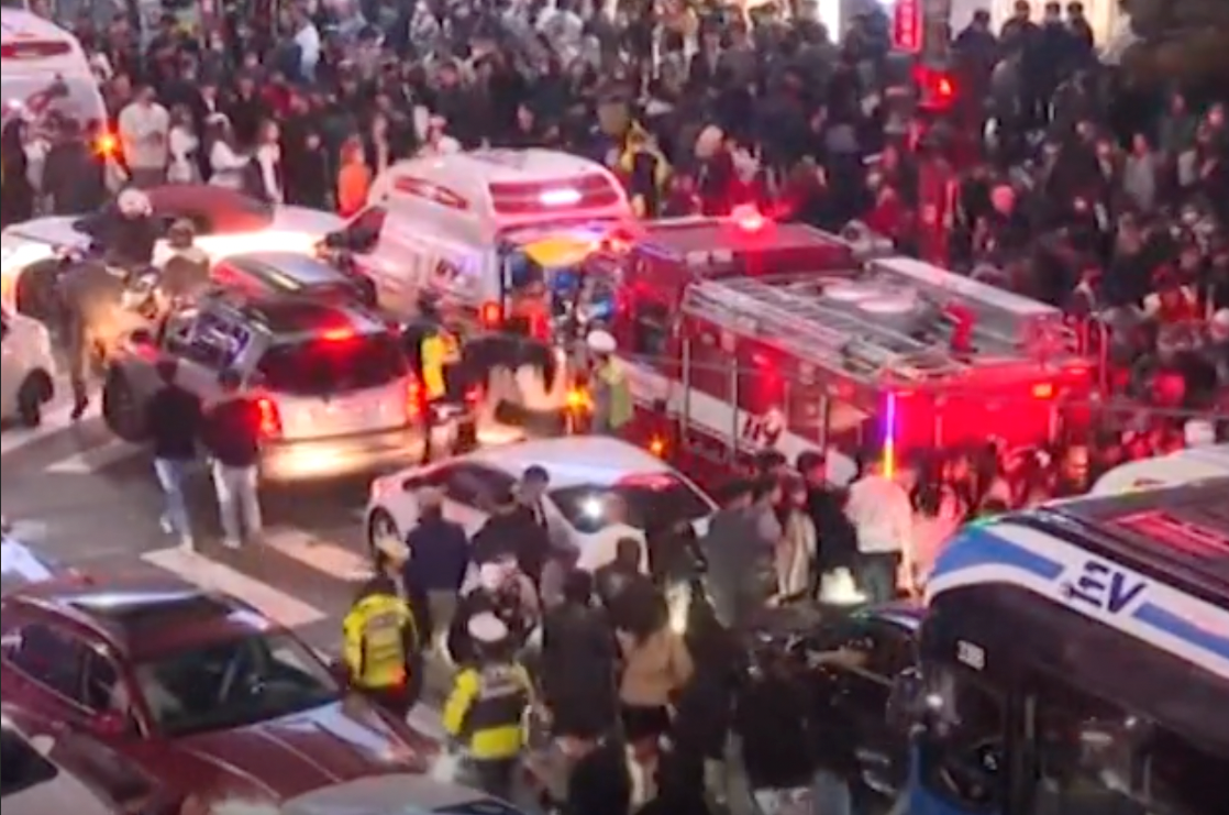 Sydkoreas president har gått ut med order om att stadens gator ska utrymmas för att ge plats åt de många ambulanser som deltar i räddningsinsatsen. 