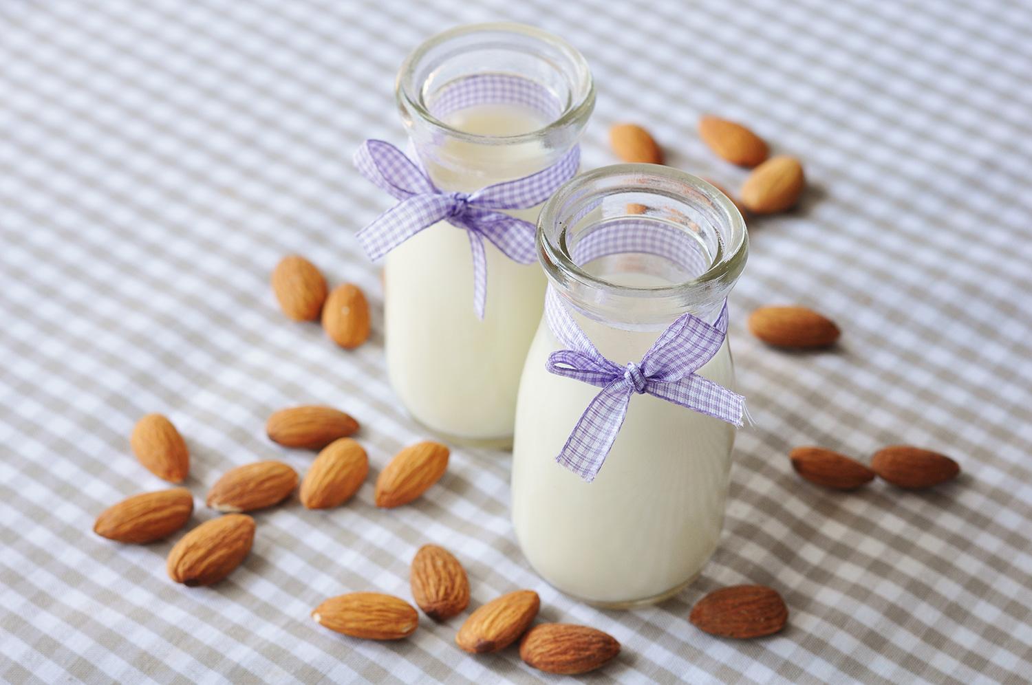 Mandelmjölk Vissa studier hävdar att det finns ett samband mellan komjölk och akne på grund av de hormoner som följer med på köpet. Testa att byta ut till mandelmjölk som innehåller E-vitamin – en antioxidant som skyddar mot fria radikaler som bryter ner huden.