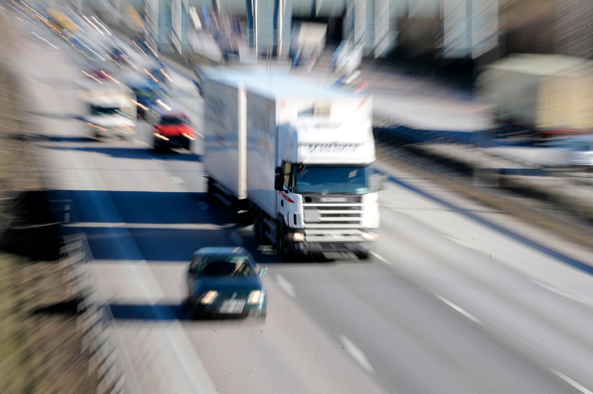 Enligt polisen höll lastbilen en hastighet kring 50 kilometer i timmen. Arkivbild.