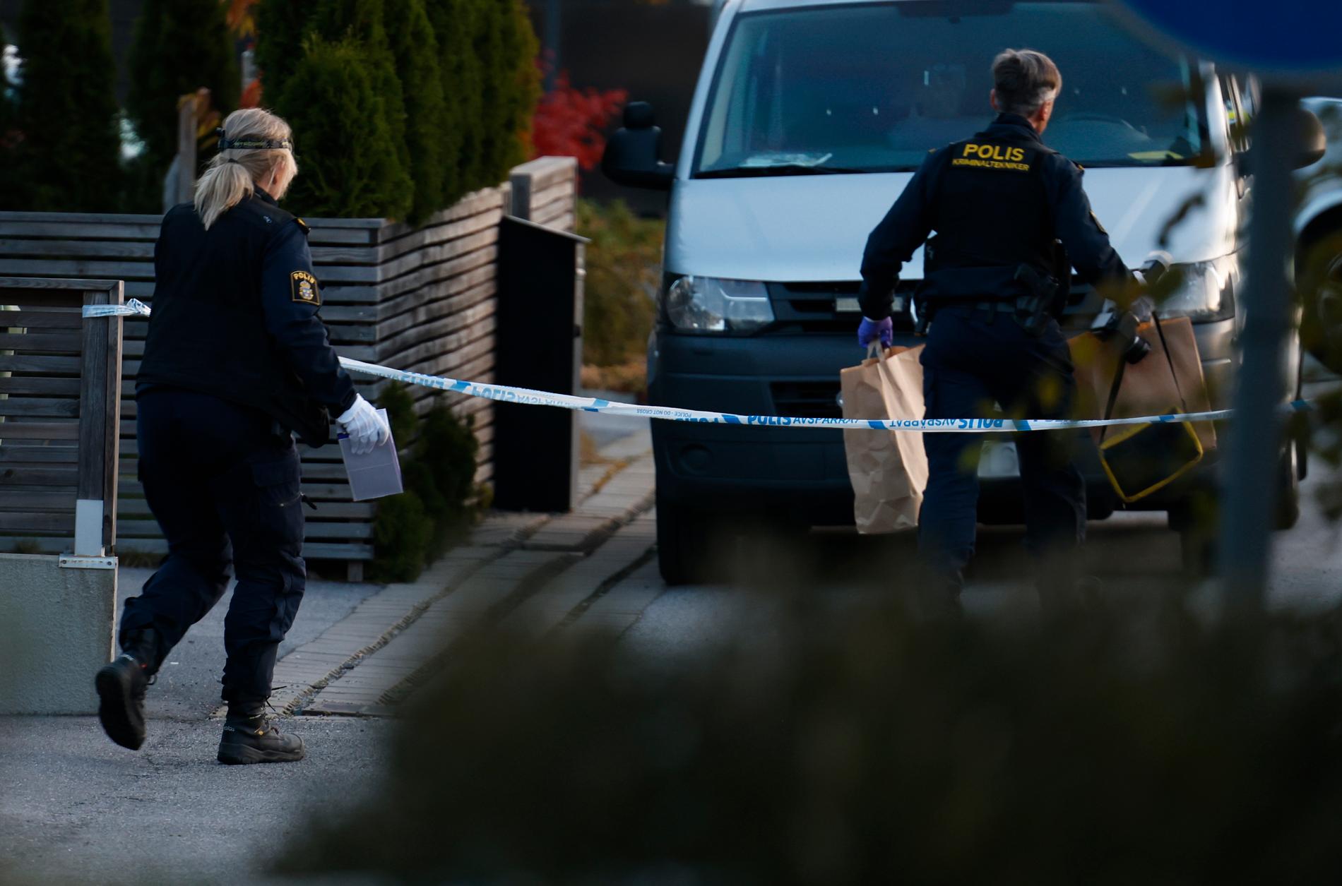 Polisavspärrningar efter dubbelmordet i Tullinge.
