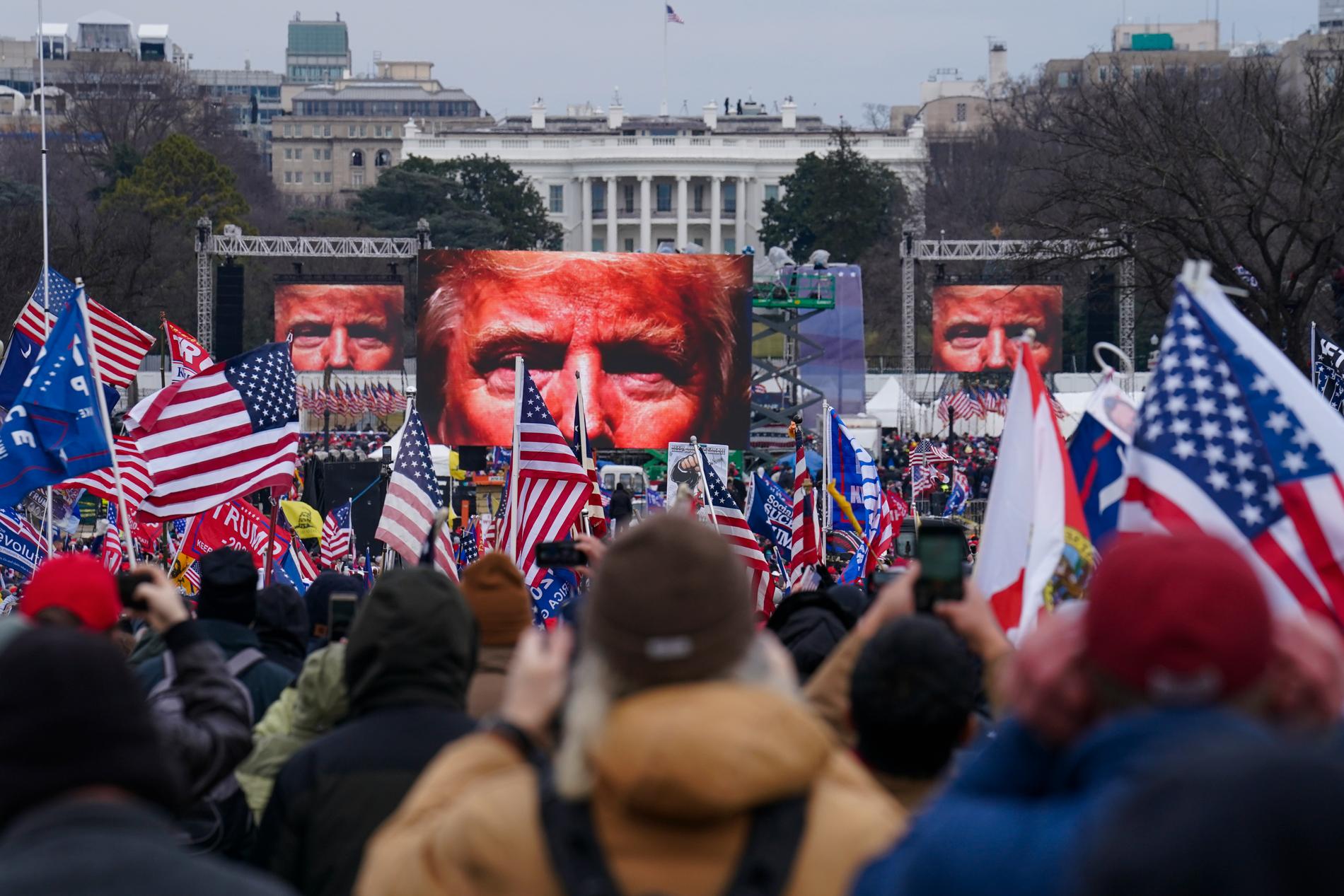 Anhängare till dåvarande presidenten Donald Trump på väg mot kongressbyggnaden Kapitolium i Washington DC den 5 januari 2021.