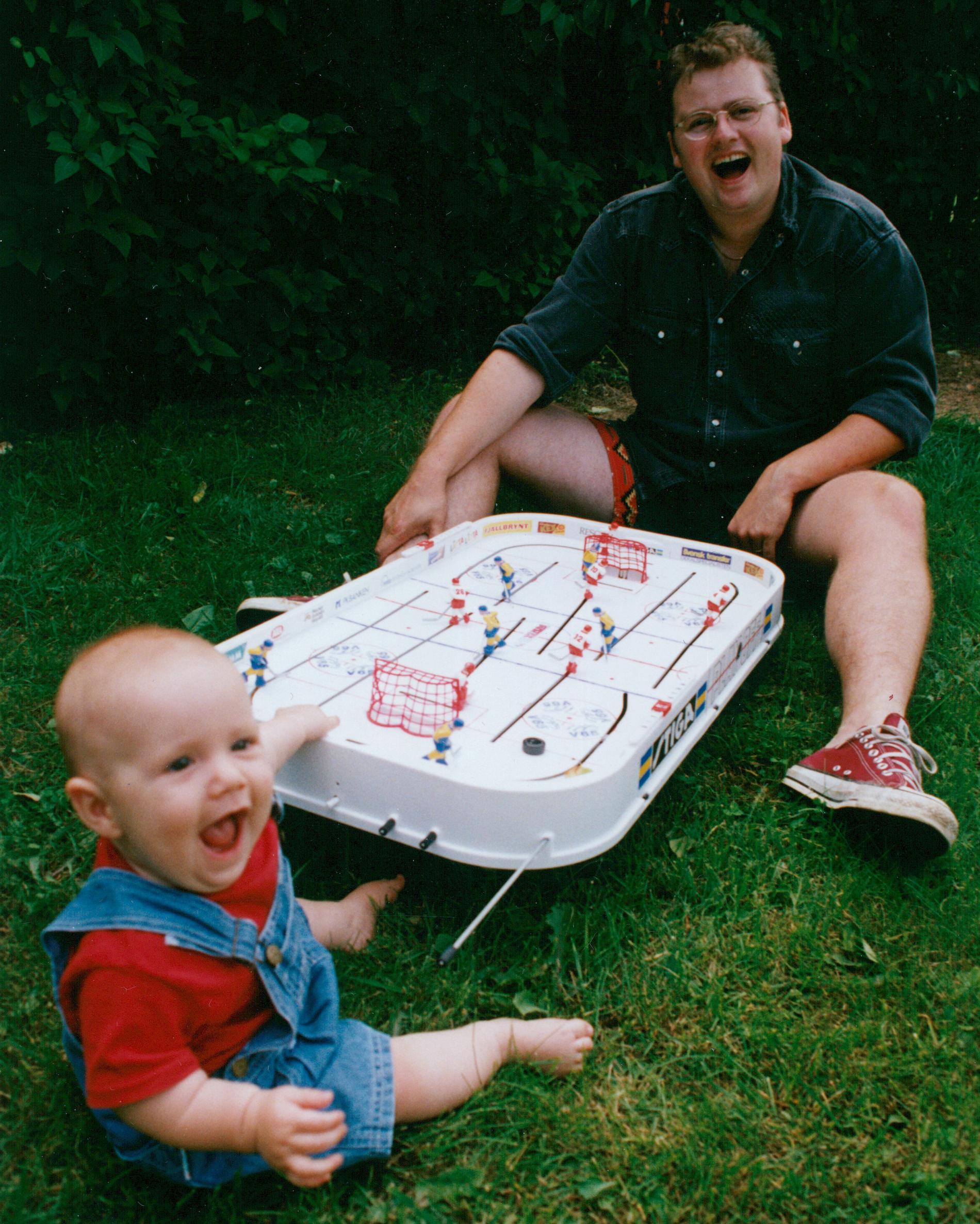 Hockeyspel i trädgården med sonen Sebastian 1992.