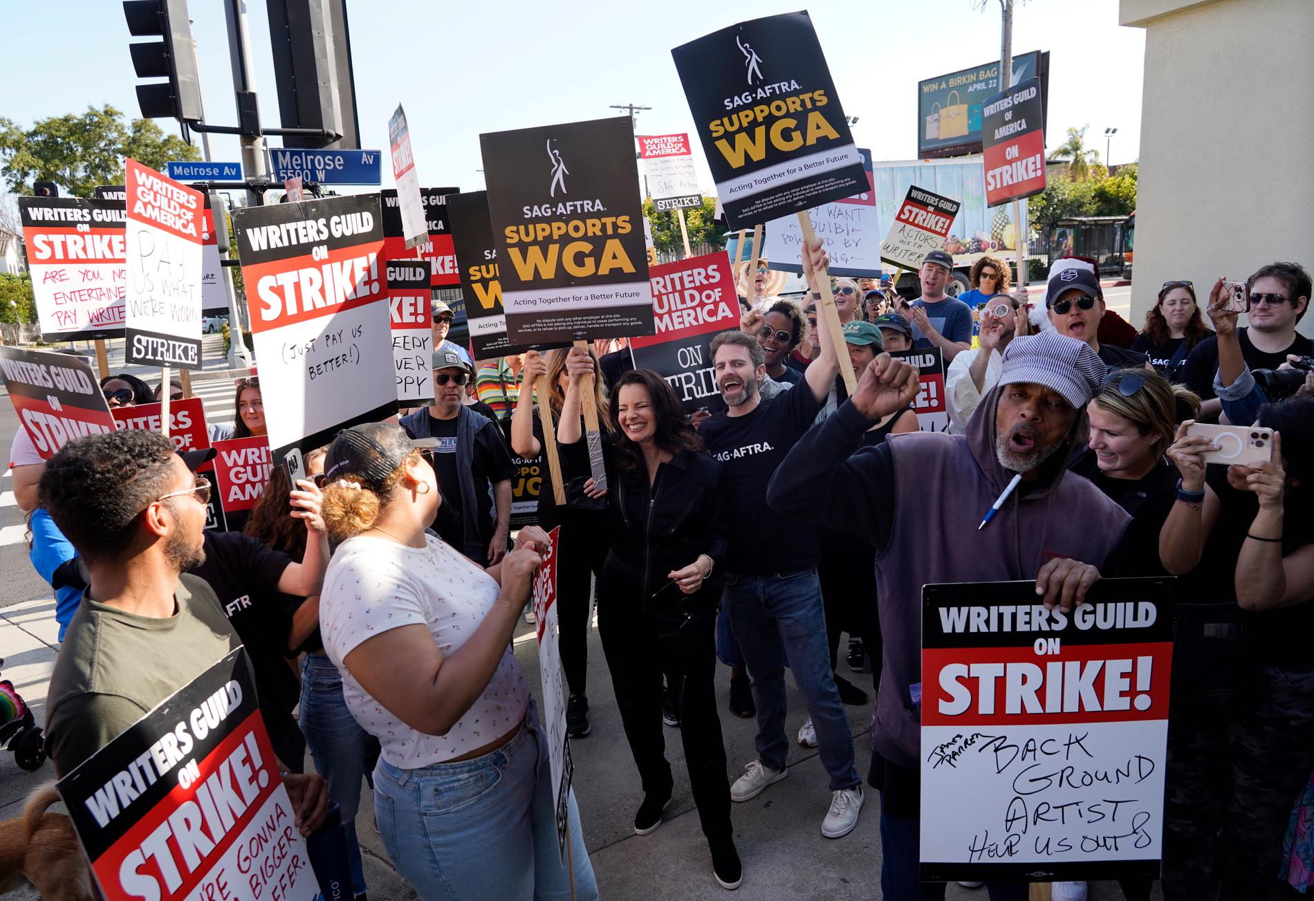 Fackförbunden SAG-AFTRA och WGA protesterar gemensamt i Los Angeles. Arkivbild.