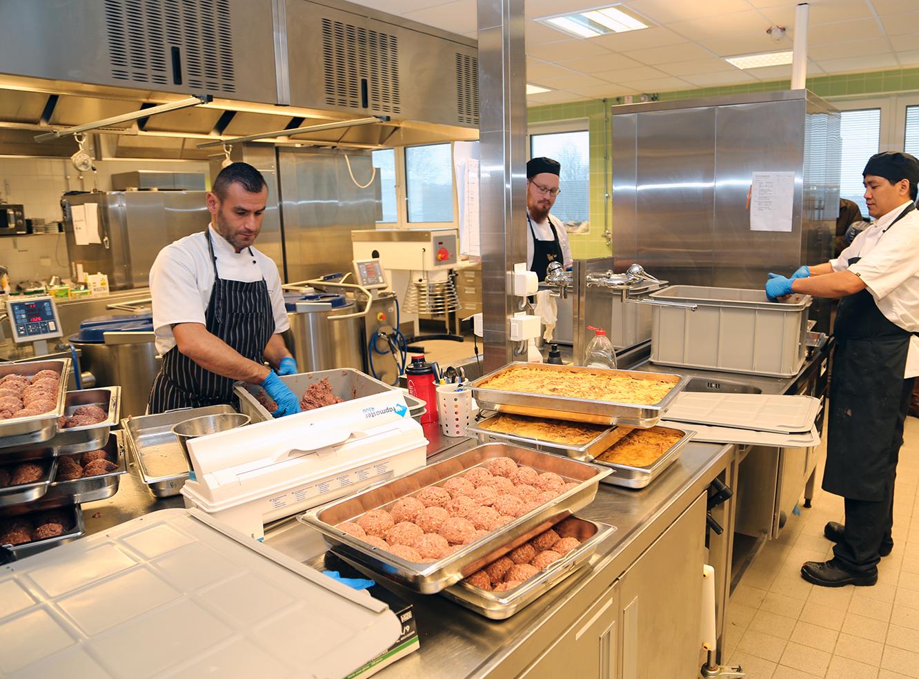 Skolrestaurangen El Cielo har vunnit pris – här görs Sveriges bästa skolmat. I köket jobbar köksmästaren Ola Hall och sex kockar.