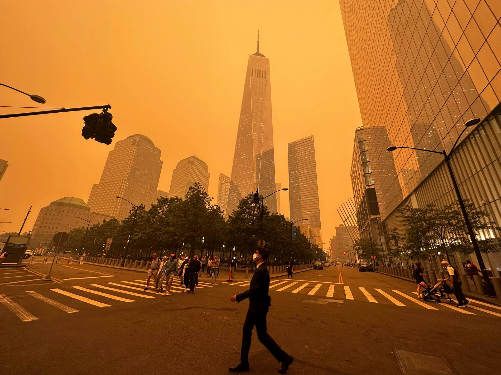 New York 9 juni 2023, röken från de stora skogsbränderna i Kanada bäddat in storstaden in orange dimma. Den skadliga föroreningen fick många att plocka fram ansiktsmasker från pandemitiden. 