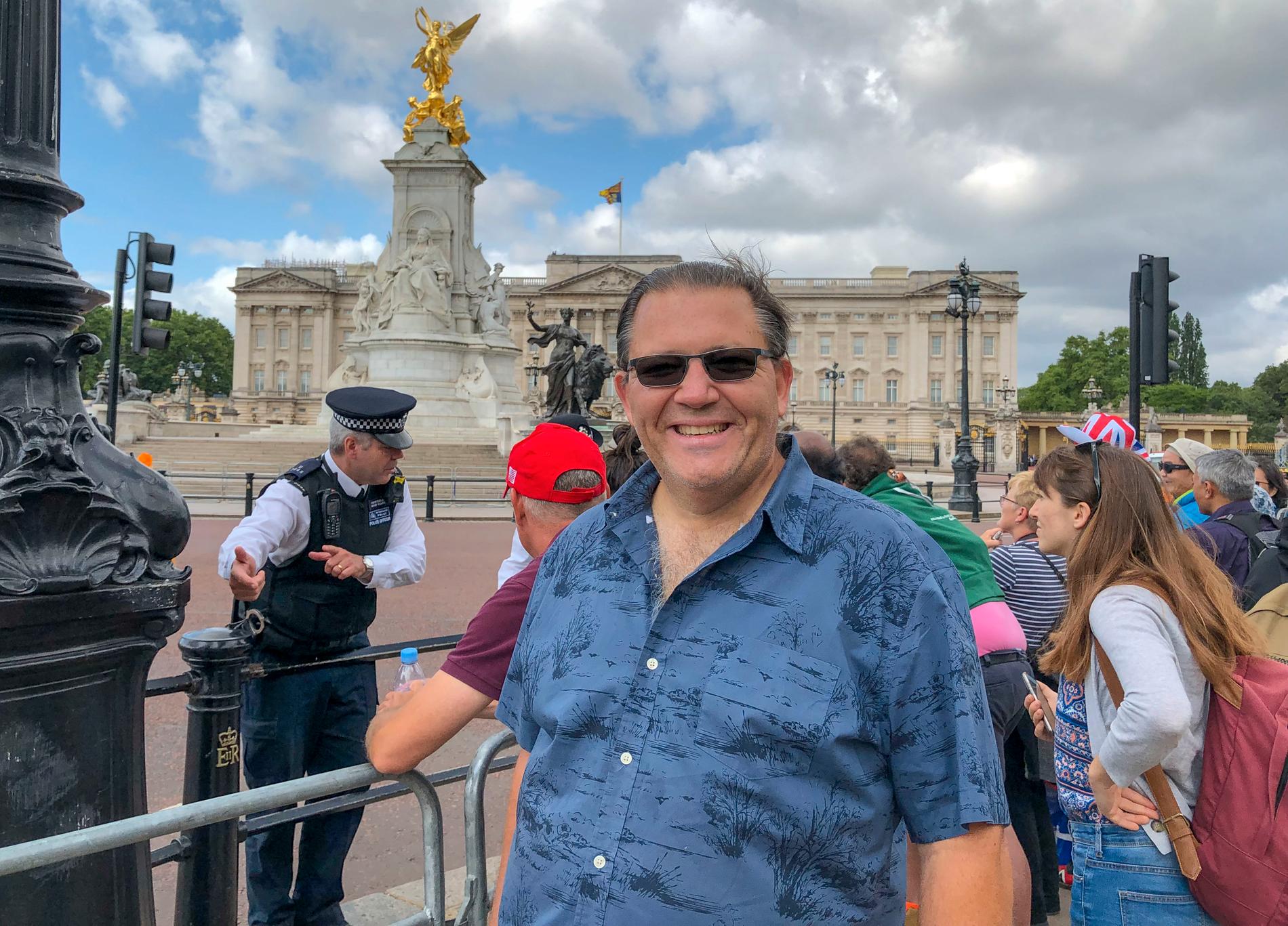 Jerry Foster från Florida turistar i London och passar på att spana in president Trumps besök i Buckingham Palace. "Vi älskar honom", säger Jerry.