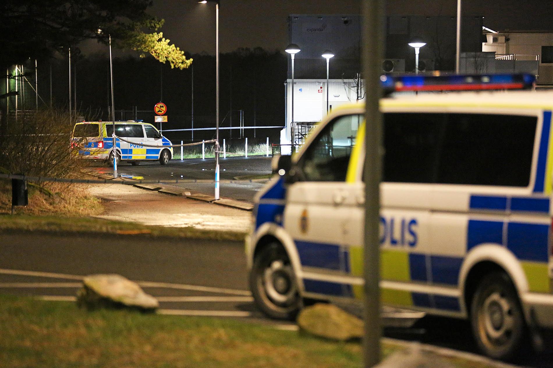 En 16–årig pojke har skjutits ihjäl i Länsmansgården på Hisingen.
