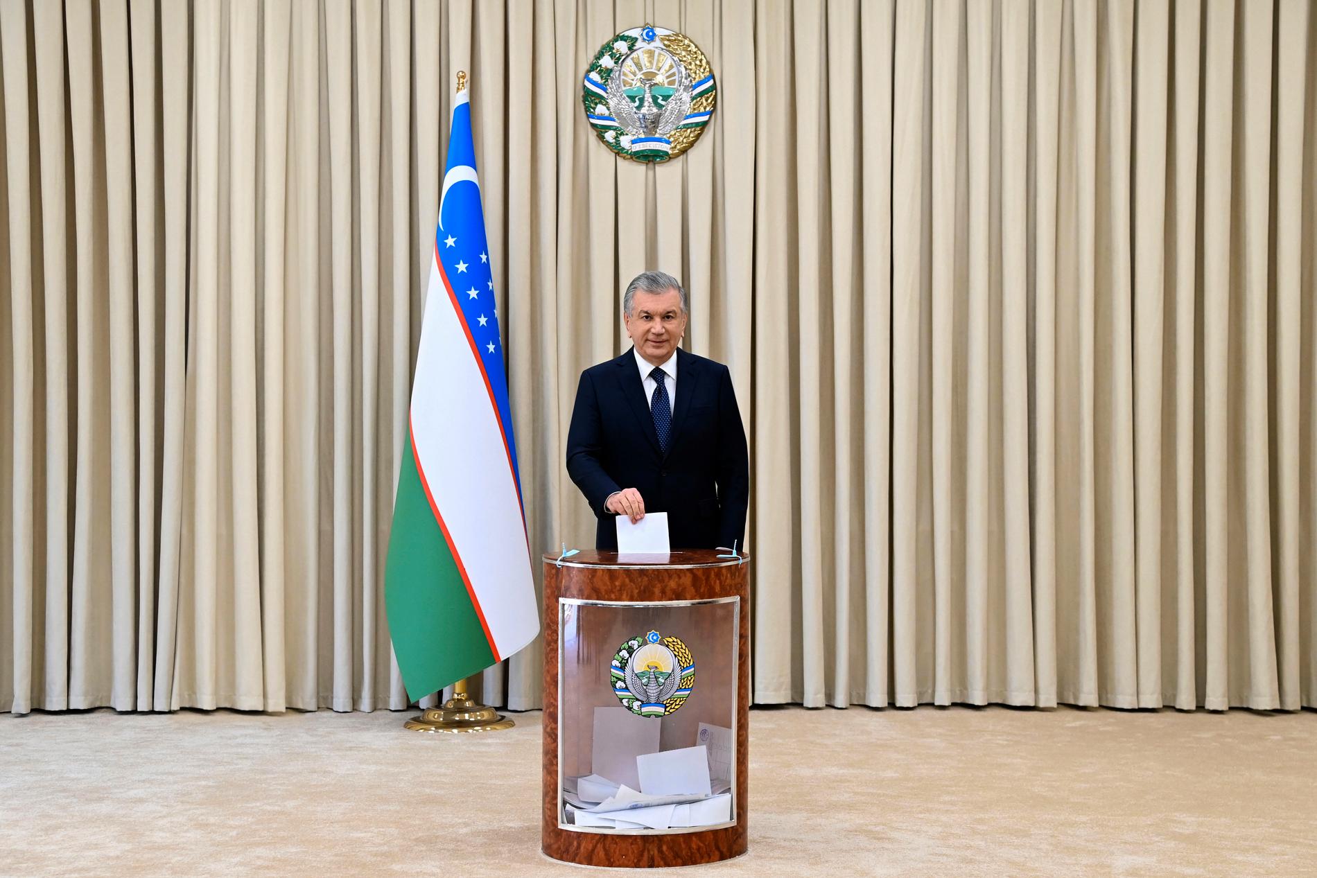 Uzbekistans president Shavkat Mirzijojev under fjolårets val. Arkivbild.