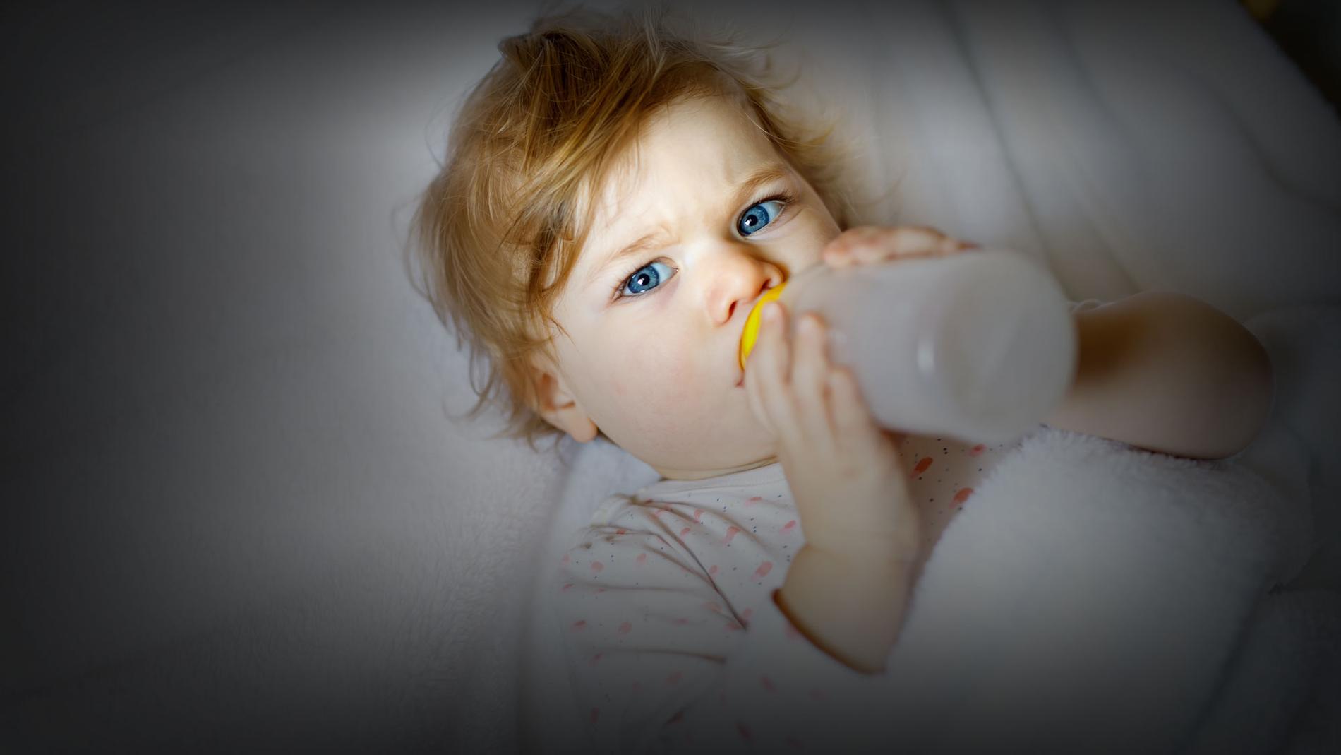 För att få din bebis att sluta äta på natten se till att hen somnar mätt och belåten.