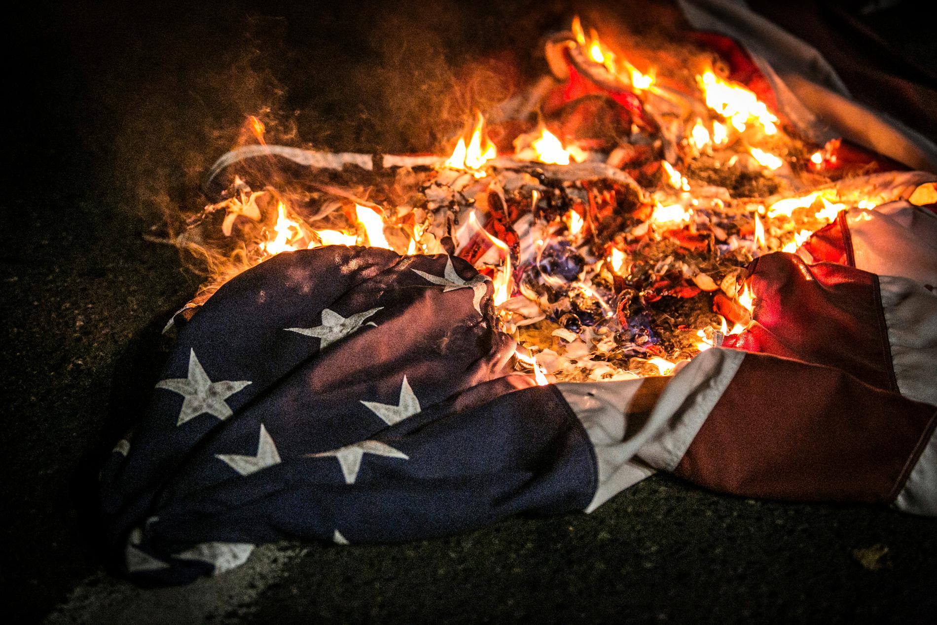 Demonstrationer i Portland. En brinnande amerikansk flagga.