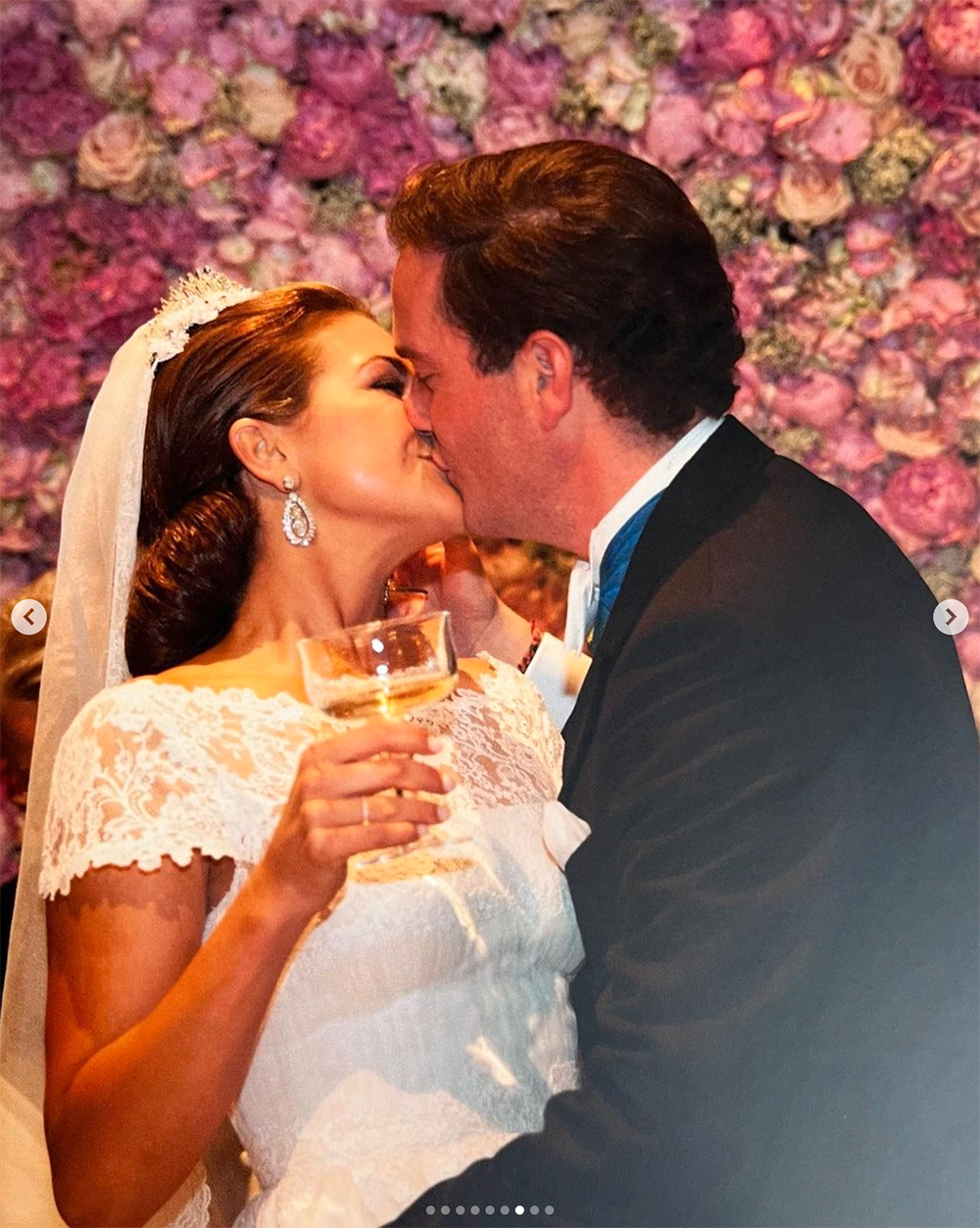Chris O’Neill och prinsessan Madeleine kysser varandra på bröllopsfesten. 