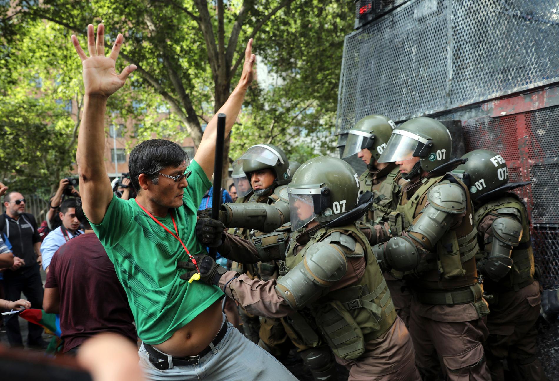 Det har varit våldsamma sammandrabbningar mellan demonstranter och polisen i Chile.