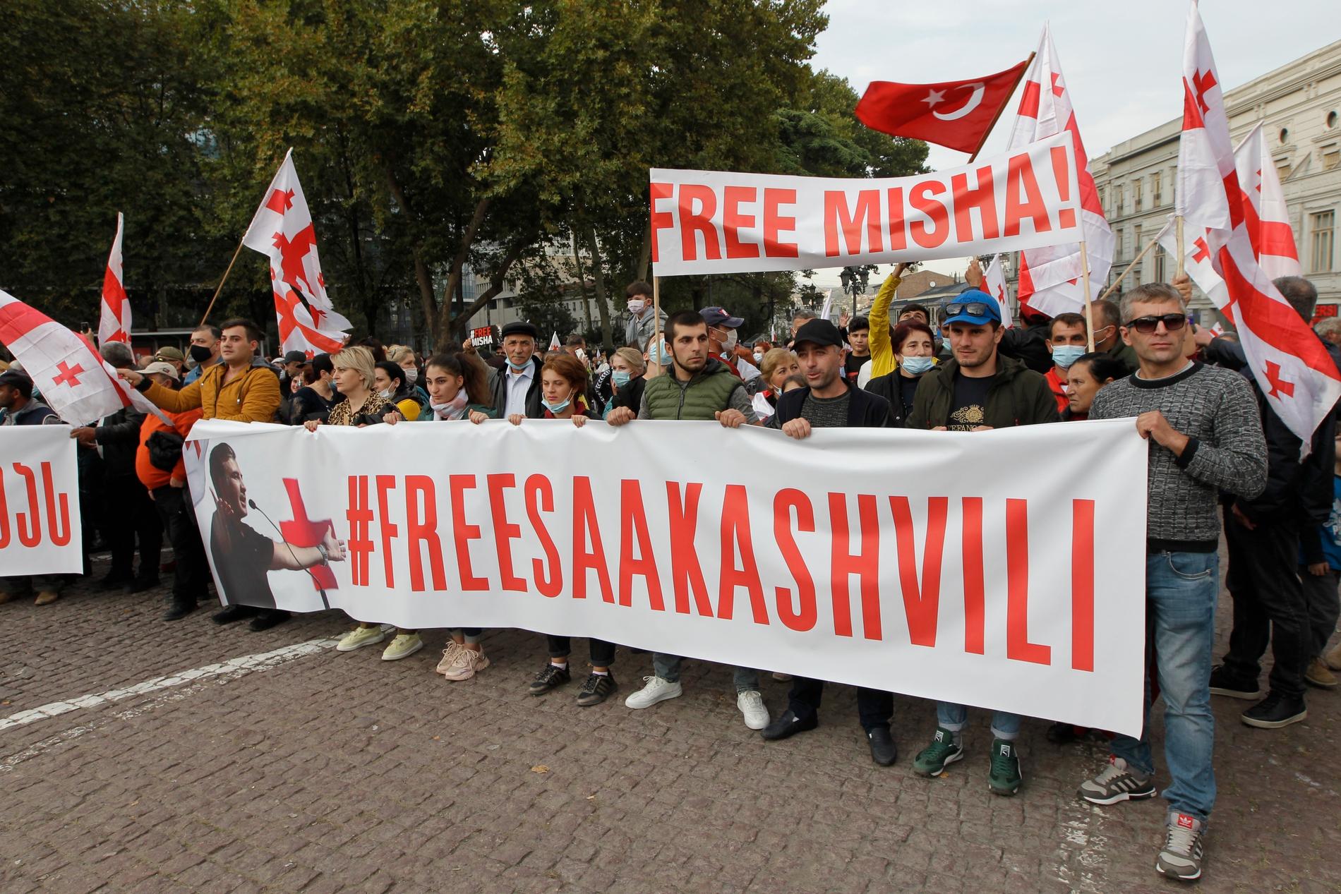Anhängare till expresidenten Mikhail Saakasjvili kräver att han släpps fri, här vid en demonstration i Tbilisi förra veckan. Arkivbild.