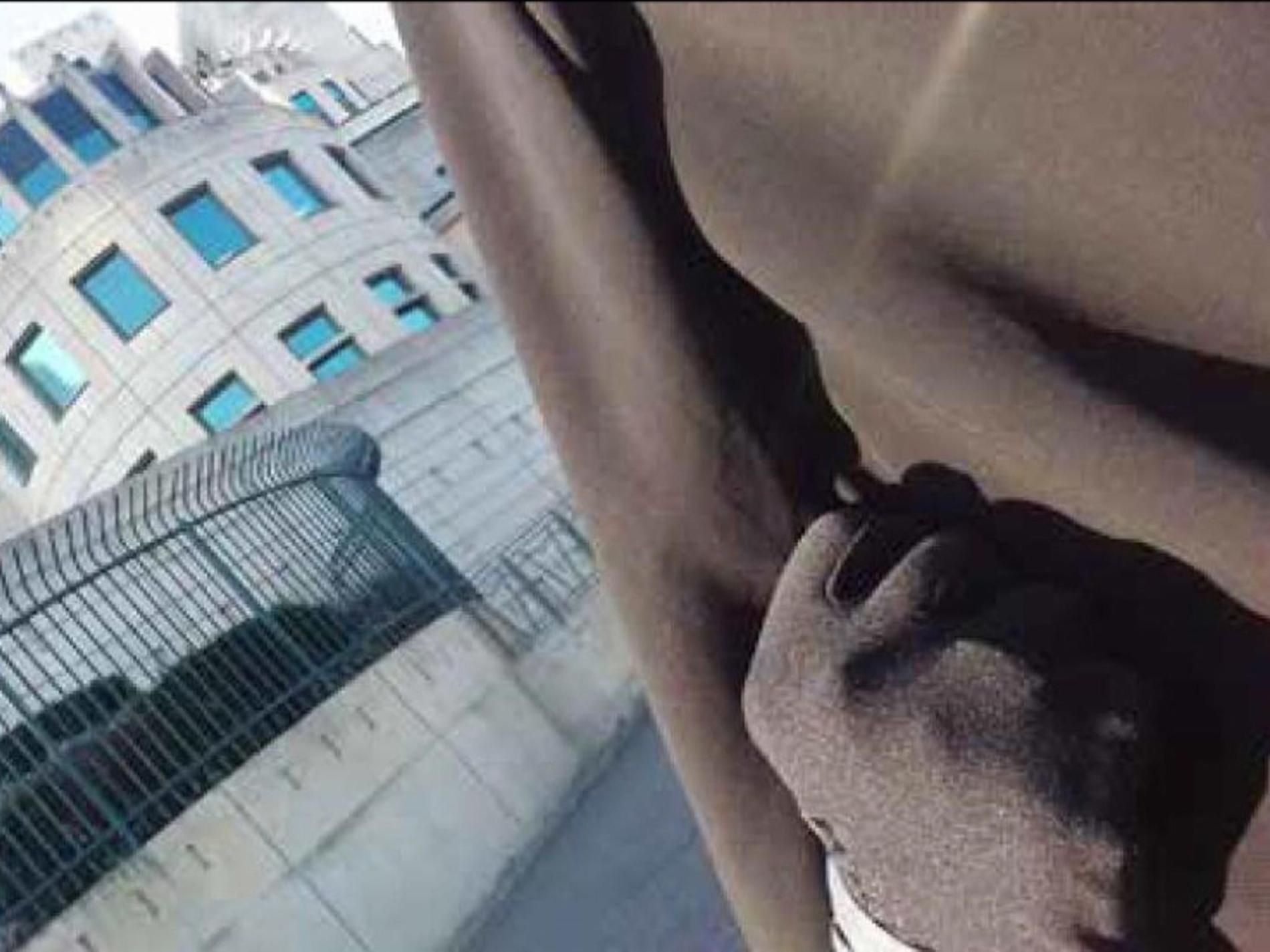 Safaa Boular tog en selfie med knuten näve vid MI6 byggnaden.
