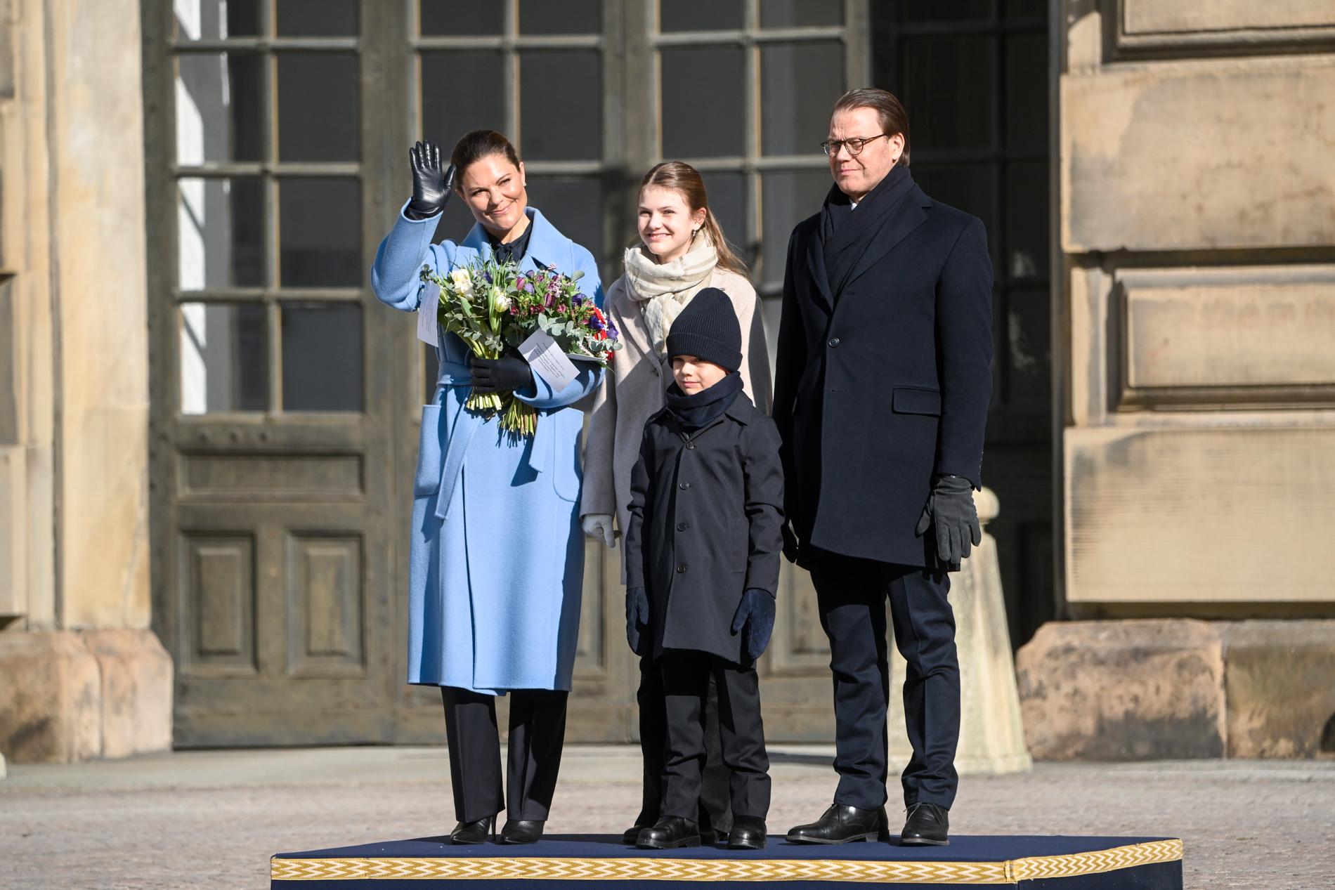 Kronprinsessfamiljen väntas besöka Eurovision song contest i Malmö i maj. Här kronprinsessan Victoria, prinsessan Estelle, prins Oscar och prins Daniel under firandet av Victorias namnsdag på inre borggården på Stockholms slott i mars.