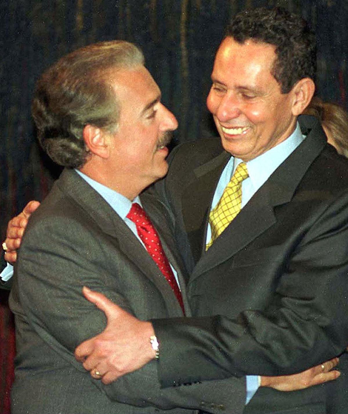Colombia, 1997 Manuel Bonnet (till höger), general i Colombias dåvarande militär uppmanade fruar och flickvänner till män i gerillan eller i lokala knarkligor att vägra sex till deras våldsamma konflikter upphörde. (Till vänster ses Andres Pastrana, tidigare president i Colombia).