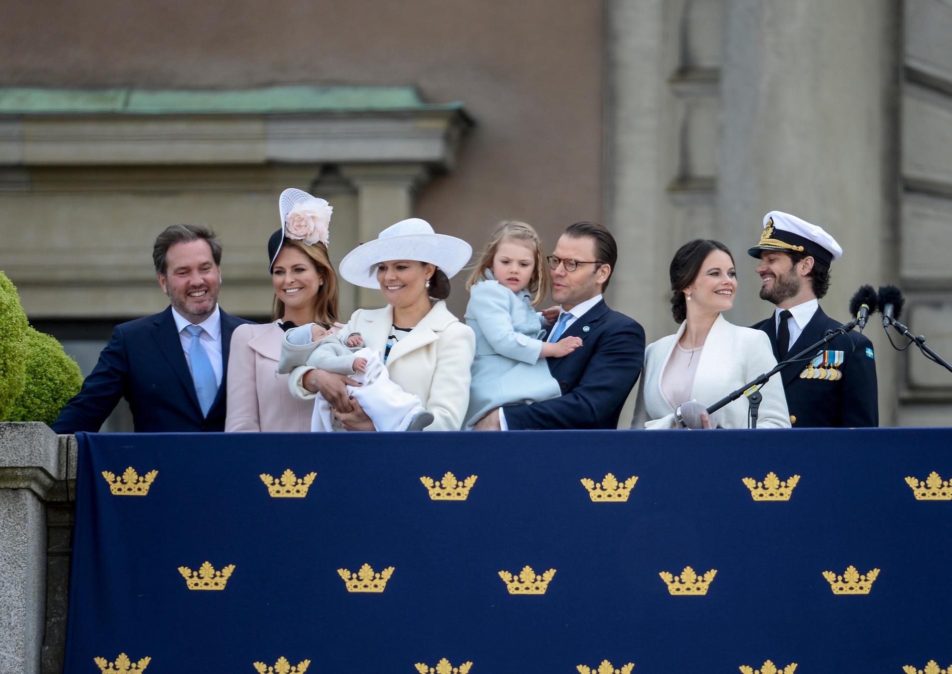 Syskonträff på balkongen Kronprinsessan Victoria med lille prins Oscar fick sällskap av hela sin familj och sina syskon med respektive på balkongen vid Lejonbacken