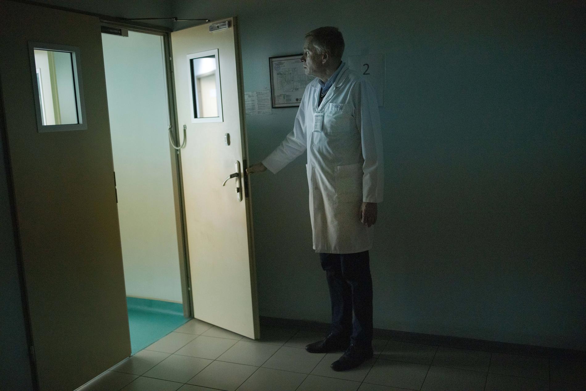 Klinikchef Andrii Vilenskyi, 51, går ner i skyddsrummet dit förlossningsavdelningen flyttar varje kväll. 